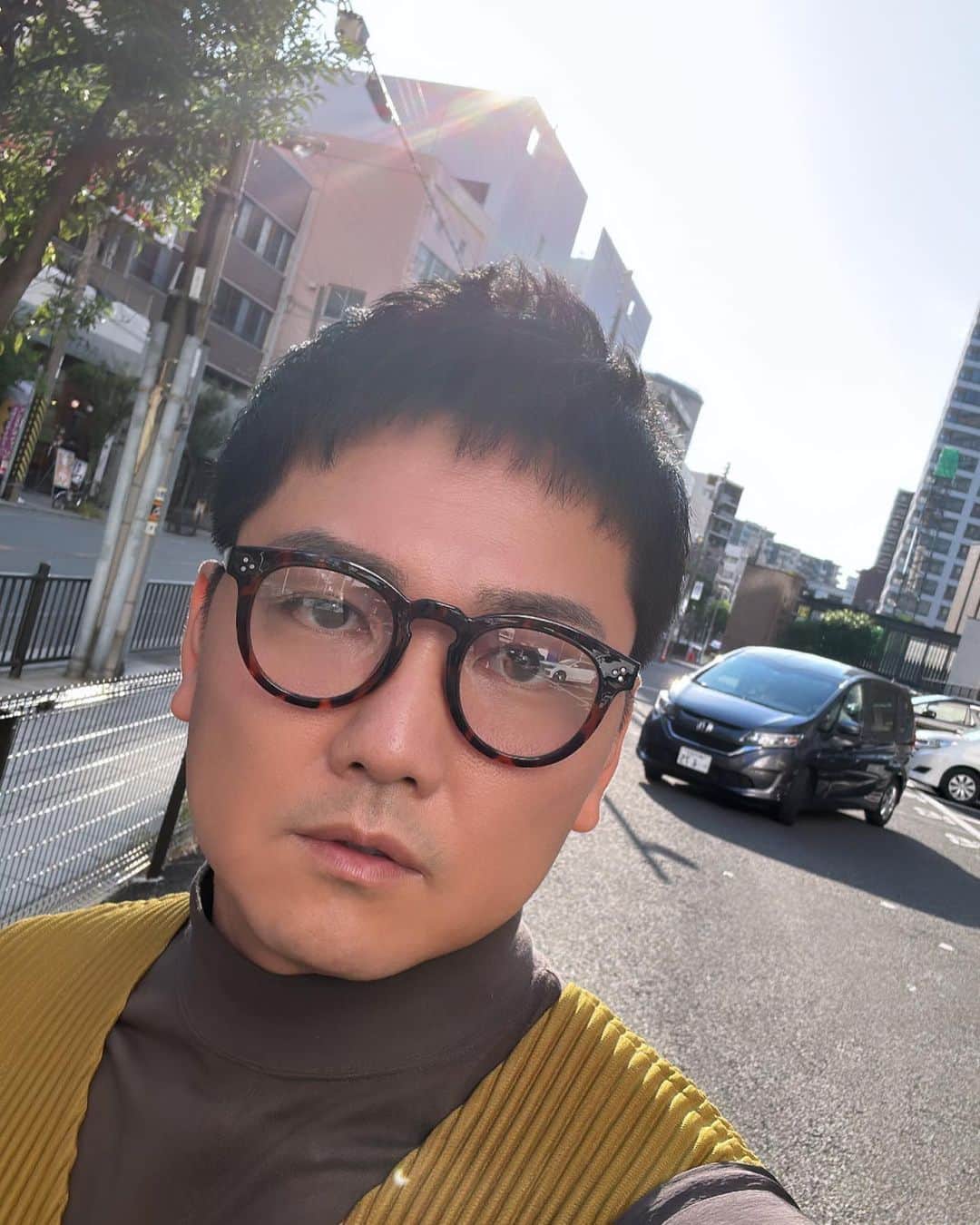 嵜本将光 のインスタグラム：「このメガネ　実はユニクロ 1,500円  ブランドとは…？  #ユニクロ #UNIQLO #ボストンサングラス #プチプラ  #プチプラコーデ」