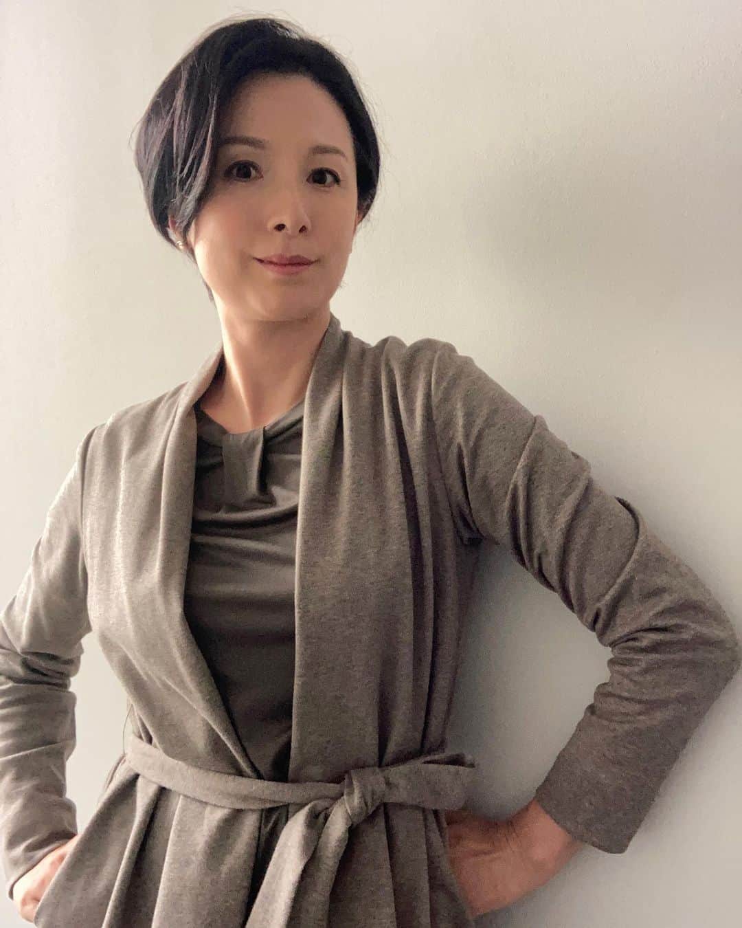 野村真季のインスタグラム：「ANN午後ニュース着用衣装  11/1  セットアップ・カットソー @scapa.japan  ピアス・イヤーカフ @starjewelry_press   11/2 ニット・ツイードスカート @scapa.japan  ピアス・リング @starjewelry_press   #テレビ朝日 #アナウンサー #アナウンサー衣装 #ootd #40代コーデ #40代ファッション #50代ファッション #大人コーデ #大人ファッション  #野村真季」