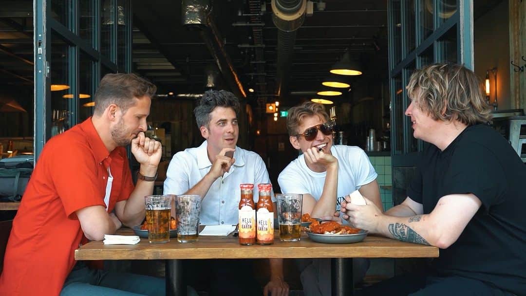 サーカ・ウェーヴスのインスタグラム：「Hot wings challenge round 2! @martinscorsese_ sorry mate 😂」