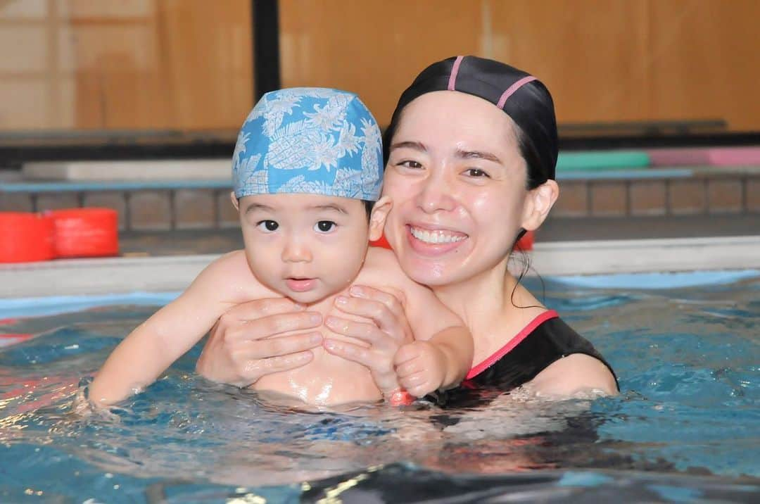 久保順子さんのインスタグラム写真 - (久保順子Instagram)「ベビースイミング👶🏊‍♀️ うすうす自覚はあったけれど、 夫には早々に気付かれていたけれど…😅 こどもの為というよりも…🤪 自分の癒やしタイムの為でした❣️🤣 私、めちゃくちゃ楽しんでます😍😍 #全力で楽しむ  #ベビースイミング  #今だけの時間を楽しみたい  #ベビーから幼児へ  #育児あるある  #こどもと向き合う時間  #帰ってから忙しい」11月5日 0時56分 - kubojun86