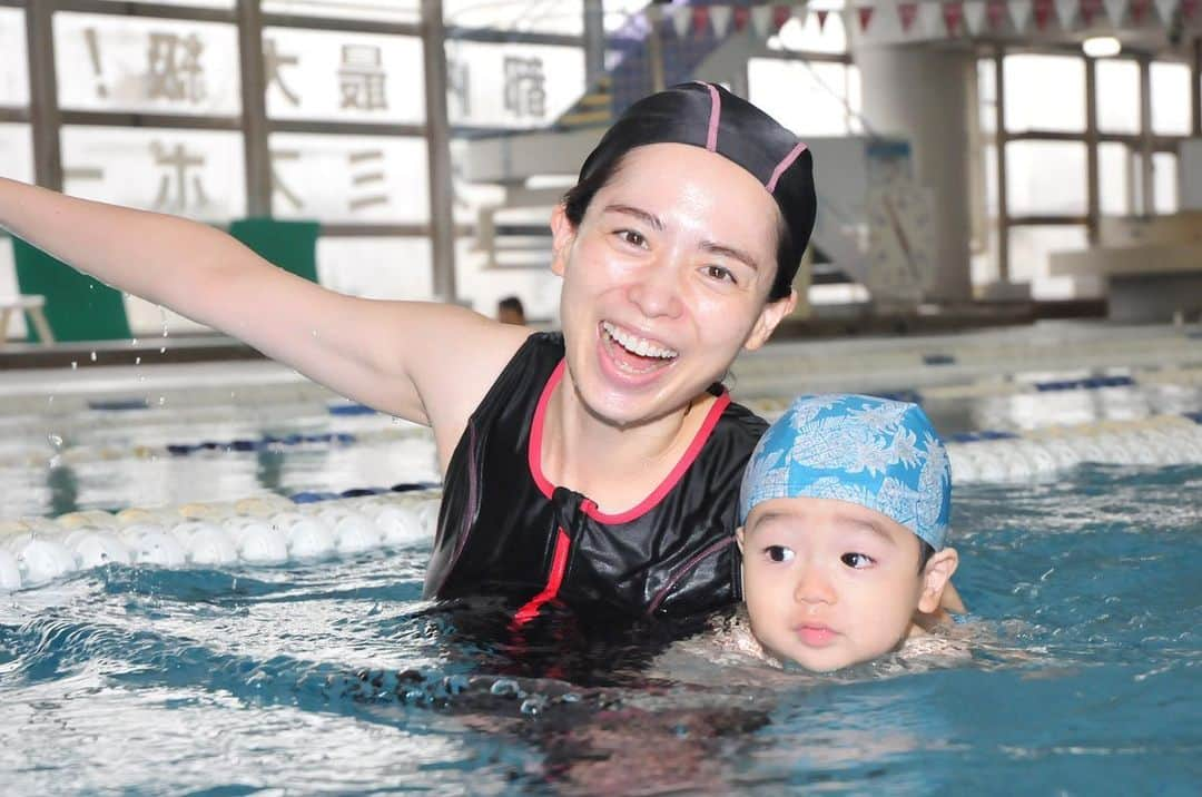 久保順子のインスタグラム：「ベビースイミング👶🏊‍♀️ うすうす自覚はあったけれど、 夫には早々に気付かれていたけれど…😅 こどもの為というよりも…🤪 自分の癒やしタイムの為でした❣️🤣 私、めちゃくちゃ楽しんでます😍😍 #全力で楽しむ  #ベビースイミング  #今だけの時間を楽しみたい  #ベビーから幼児へ  #育児あるある  #こどもと向き合う時間  #帰ってから忙しい」