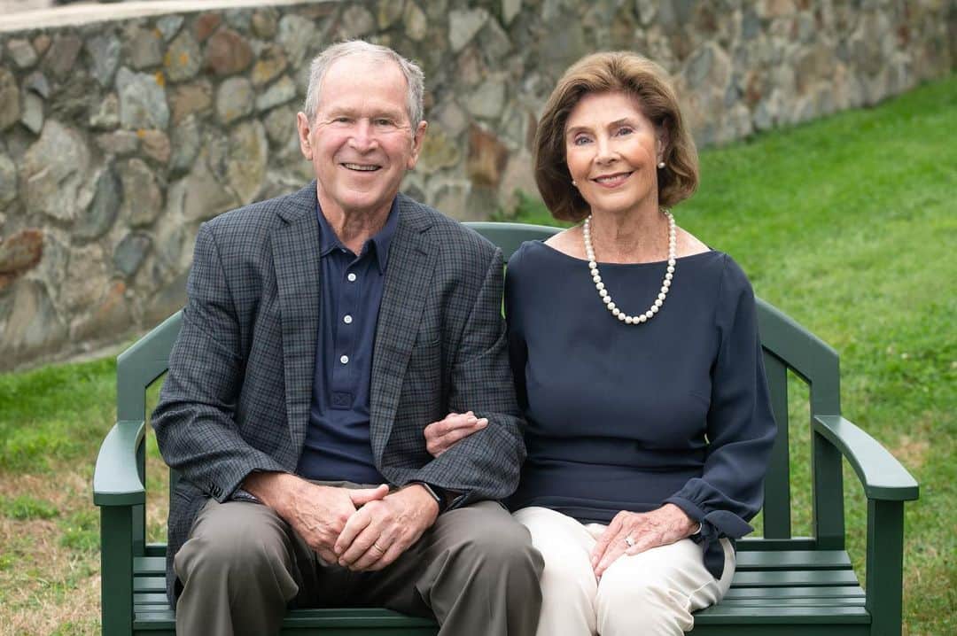 ジョージ・H・W・ブッシュのインスタグラム：「Happy birthday — and anniversary— to my beautiful bride of 45 years.」