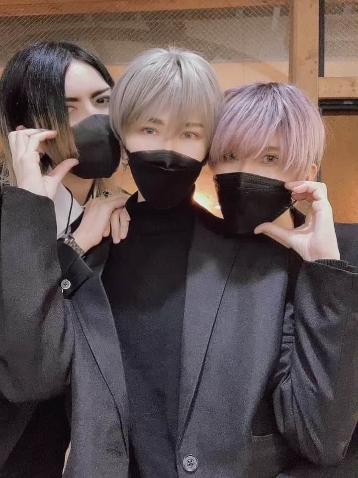 のインスタグラム：「展示『遺書』10.29-30 一日目を終えて遊ぶかづきさんと仁さんとズミｨ👴🏻✌🏻️  #展示遺書 #exhibition #exhibition_ISHO」