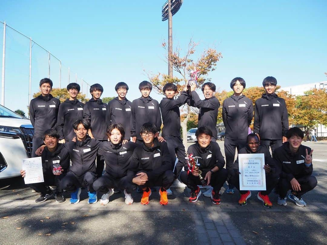 窪田忍さんのインスタグラム写真 - (窪田忍Instagram)「遅ばせながら 九州実業団毎日駅伝　総合2位 、個人3区5位でした。 このところ調子は良かったのですが、調整段階で上手く合わせていくことが出来ず、最終的に良い状態を作れませんでした。 ただ、優勝こそ逃したものの、2位という結果は現状決して悪いものではないと思っています。 個人としてもチームとしてもまだまだ伸び代があると思っているので、ここからより良い状態にしていきたいと思います。 応援ありがとうございました！  次は11月12日の日体大10000mに出場予定です。 引き続き応援よろしくお願いします🙇‍♂️  .  #九電工 #九電工陸上競技部　 #天草オリーブ園avilo #2xu #sev #zygospec #airfly  #optieal #nike #プレミアイオン」11月4日 17時32分 - shinobu_kubota