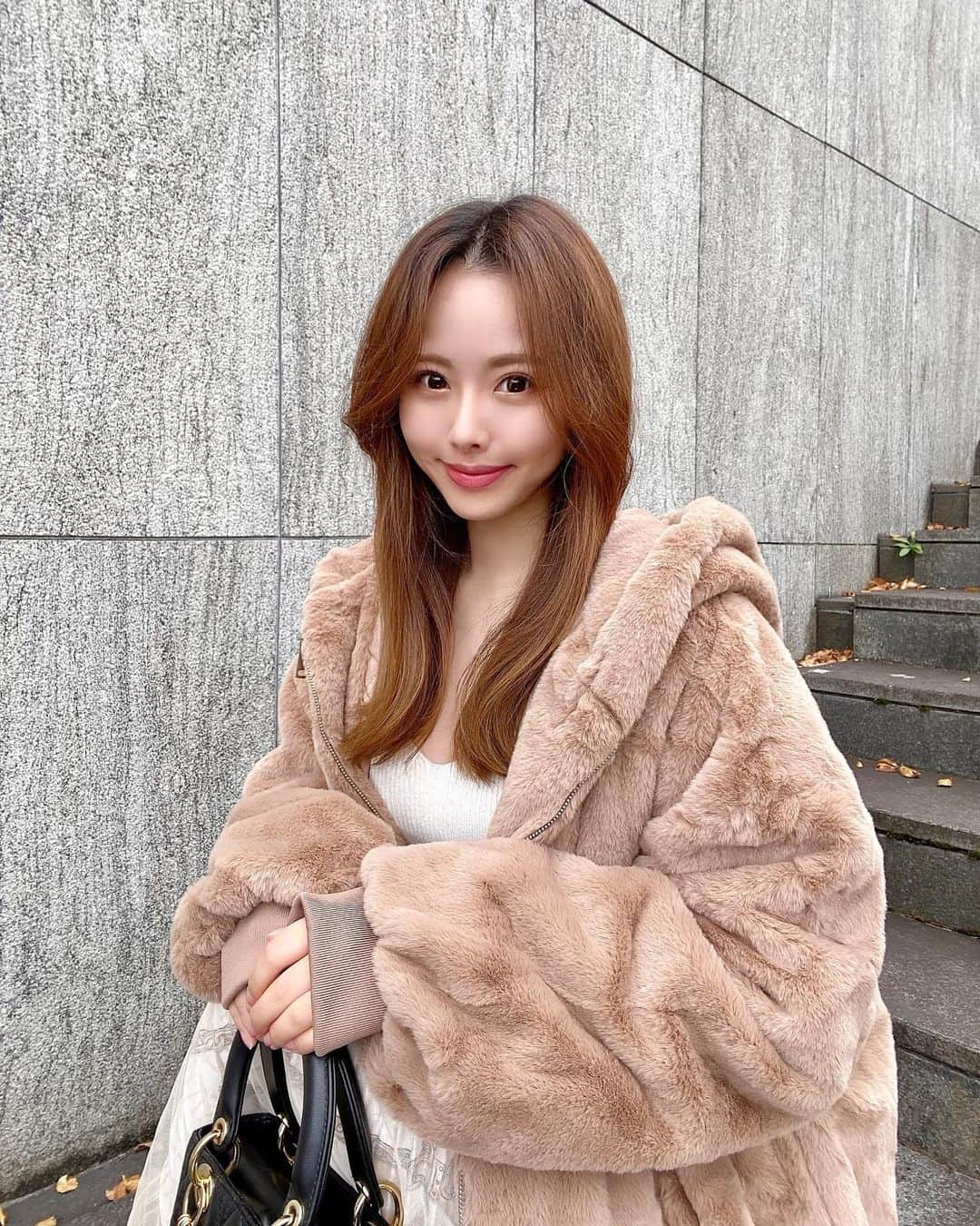 のインスタグラム：「クマさんラテコーデ🧸☕️🤎  ファーブルゾンって重いのが多いけどこれ軽くてあったかいし オーバーサイズが可愛いからおすすめ♡ ※SHOPLISTでタイムセール中！セール値で買えるよ✨  これからの時期、ダッフィーぽくディズニーコーデに可愛いと思った♡ @olupic_official   #OLUPIC #オルピック #フェイクファーBIGフードブルゾン #冬コーデ #ファーブルゾン」
