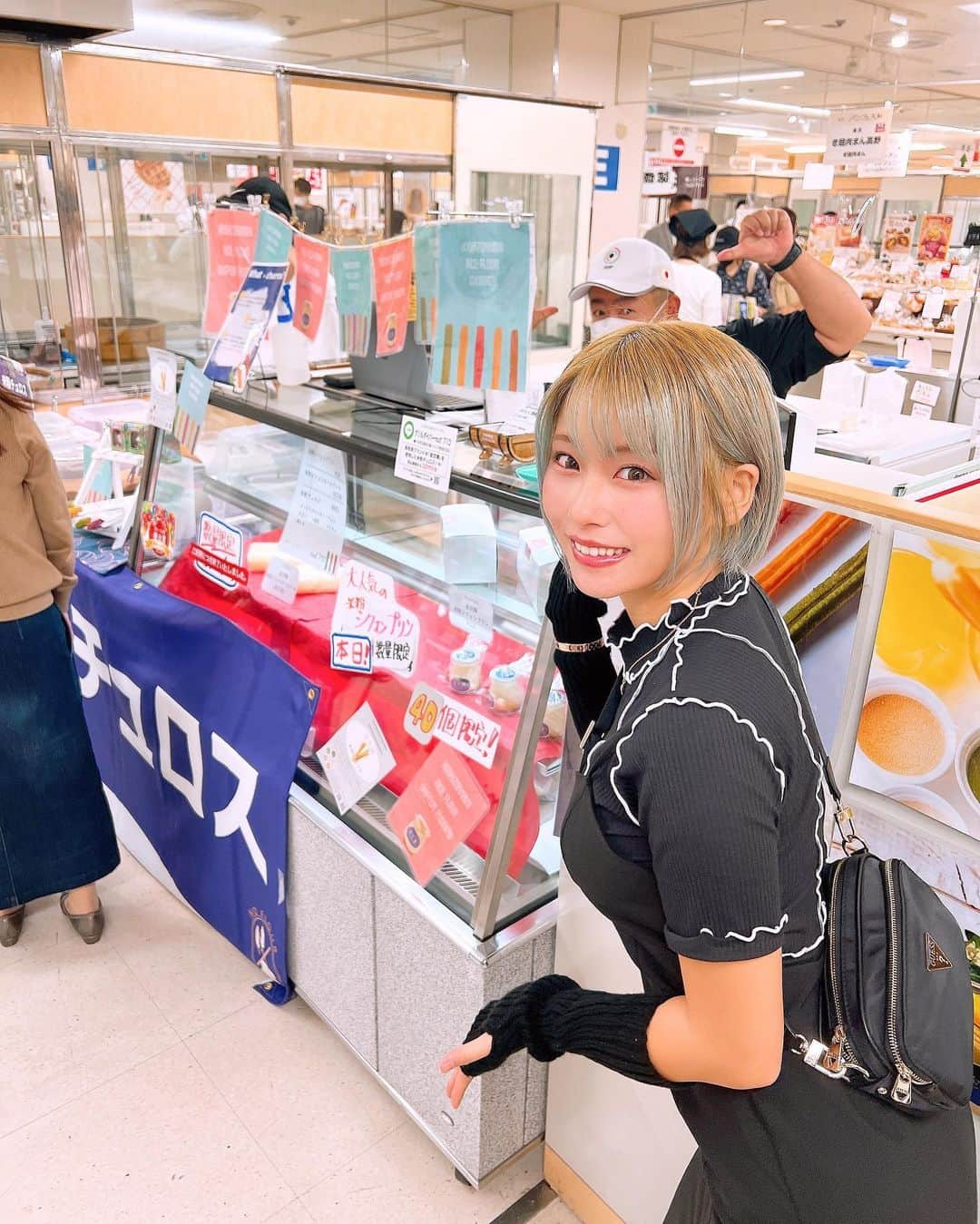 塚田綾佳さんのインスタグラム写真 - (塚田綾佳Instagram)「即完売の！！ #グリルダイバーnut710 さんの 米粉使用デザートを買いに行ってきました~~~！  鳥取県産星空舞の米粉を使った チュロスや、シフォンプリン、ロールケーキ🤤♡♡♡  無事、全種類 購入できました\( ´ω` )/✨  レクラン @lecrin_chiffon さんのシフォンケーキだよ🥰 チュロスも6種類あるから楽しみ(｡>ㅅ<｡)♥️  サインも書かせていただきました~~~🥹✨✨💓  11月6日までの期間限定で #そごう大宮店 7階催事コーナに出店されてます(∩ˊᵕˋ∩)･*  この機会にぜひ行ってみてね♡♡♡  ー #レクラン #パンフェスタ #米粉 #米粉チュロス #米粉シフォンプリン #米粉シフォンロール #シフォンプリン #シフォンロール #鳥取県産星空舞  #彼女とデートなうに使っていいよ #SNS用レンタル彼女 #SNSレンタル彼女  #インスタグラビア #Japanesegirl #ショートカット女子　#泳衣系列  #shooting #셀카 #미소녀 #일본인 #非常好 #摄影 #塚田綾佳 #あやぽん」11月4日 17時44分 - tsukada_ayaka