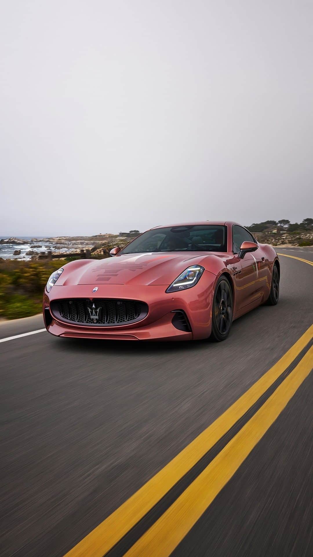 Maserati Japan | マセラティ ジャパンのインスタグラム：「カーボンファイバーの様な高級素材です。 洗車の時に使う何とかファイバーじゃなくてね。 わかる？@sebastiancomedy 何のことかはビデオでチェックしてみてください！ https://www.maserati.com/jp/ja/models/granturismo #Maserati #MaseratiGranTurismoFolgore #MaseratiGranTurismo」