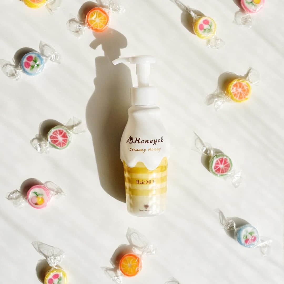 Honeyce(ハニーチェ) のインスタグラム：「＼数量限定／再入荷のお知らせ  好評につき在庫切れとなっておりましたハニーチェのヘアミルク🐝 下記日時より、一部オンラインショップにて数量限定で再入荷いたします。  【再入荷日】11/7(月)18:00～ 【販売先】Amazon・楽天・公式オンラインショップ  ※販売日時は前後する場合がございます。 ※今回の入荷は少量となりますので、売り切れの際はご容赦くださいませ。 （次回入荷予定はございますが、時期未定となっております）  各オンラインショップへはプロフィールのリンクからcheck → @honeyce8  ハニーチェのヘアミルクは水分がメインのため、髪に浸透しやすく、保湿力が高いのが特長🍯 しっとりサラサラな髪に仕上がるアウトバストリートメント✨  ✔乾燥しやすい ✔ダメージで髪がゴワゴワする ✔べたつくアウトバスは苦手 そんなお悩みの方は是非チェックしてくださいね🙌  #ハニーチェ #honeyce #ヘアミルク #アウトバストリートメント #流さないトリートメント #ヘアケア #ダメージケア #保湿ケア  #はちみつ美容  #乾燥ケア」