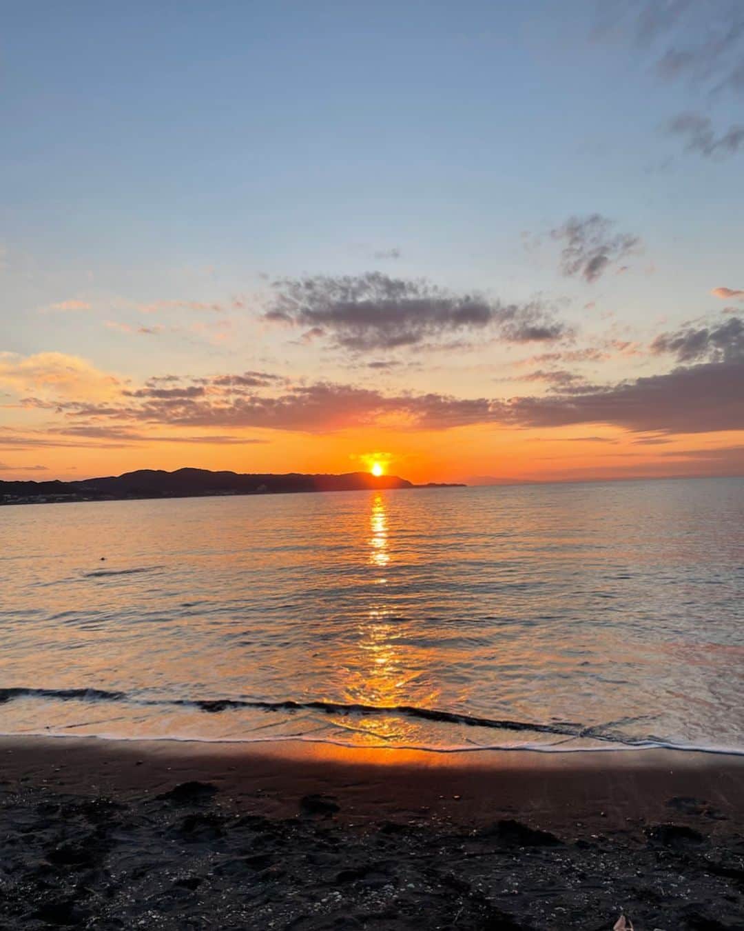 大野いとのインスタグラム：「夕日が、海面に照らされて、 こちらの砂浜まで真っ直ぐ綺麗に届いていて この線の上を歩きたくなりました🌞 #夕日 #お仕事の合間に」