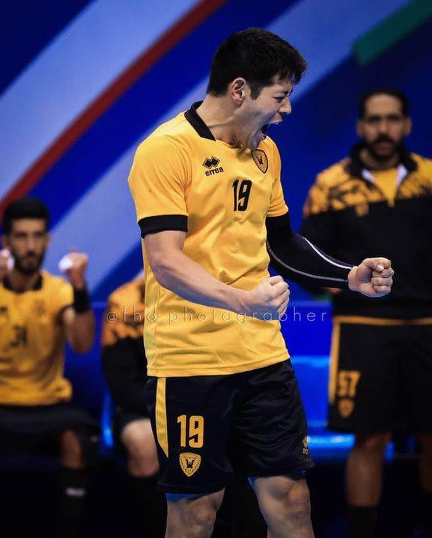 徳田新之介のインスタグラム：「First win with a great team🇰🇼💛  #qadsia #handball #kuwait」