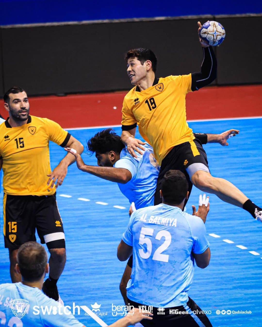 徳田新之介さんのインスタグラム写真 - (徳田新之介Instagram)「First win with a great team🇰🇼💛  #qadsia #handball #kuwait」11月4日 18時43分 - hawks4621