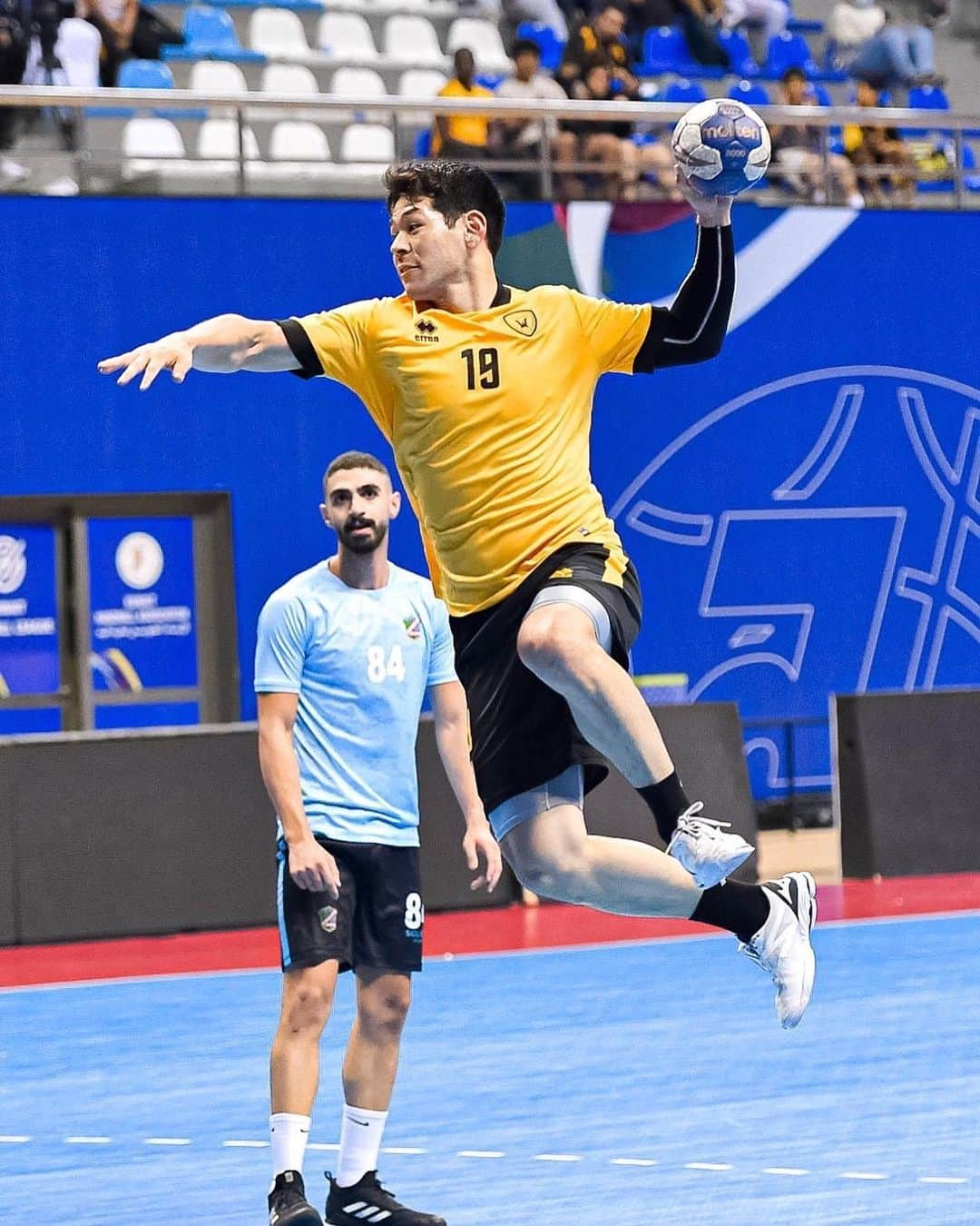 徳田新之介さんのインスタグラム写真 - (徳田新之介Instagram)「First win with a great team🇰🇼💛  #qadsia #handball #kuwait」11月4日 18時43分 - hawks4621