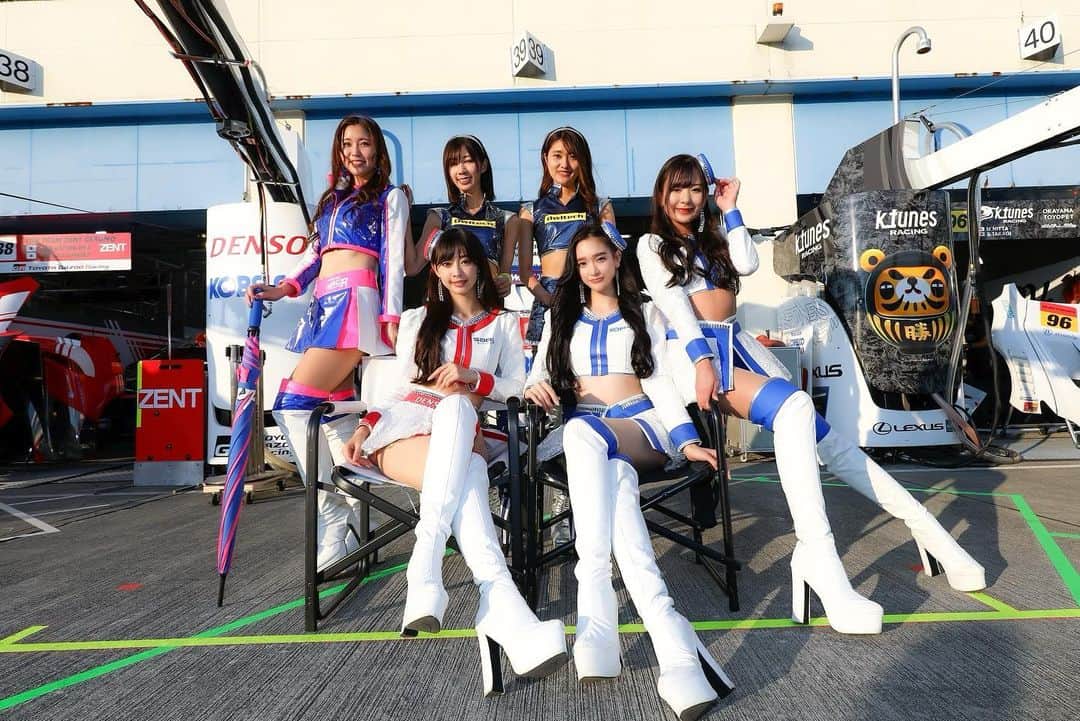 太田麻美のインスタグラム：「明日からは、遂に❕ SUPER GT Rd,8 茂木最終戦です🏁 今シーズンラストのレース良い結果で終われますように✨✨ 最終戦も私達と一緒に盛り上がっていきましょう🥰 ラストのグリッドボードは、 私が担当させていただきます😌  それでは皆さん最終戦もTGR TEAM SARDへ 熱い！熱い！応援を！ 是非、是非、是非、宜しくお願いします🫡❤️💙  タイムスケジュール⏱  【11月5日(土)予選日】 9:35-11:20 公式練習 11:05-11:10 スポンサーPRステージ 11:30-11:50 FCY TEST 12:05-12:50 PIT WALK 13:20-13:30チームスポンサーステージ 14:20-14:30 ノックアウト予選Q1(300A) 14:38-14:48 ノックアウト予選Q1(300B) 14:53-15:03 ノックアウト予選Q1 500 15:13-15:23 ノックアウト予選Q2 300 15:31-15:41 ノックアウト予選Q2 500 16:15-16:45 KID'S PIT VIEWING 17:10-17:20 SQUARE TIME RQステージ  【11月6日(日)決勝日】 8:50-9:00 チームスポンサーステージ 9:25-9:45 ドライバートークショー 9:50-10:10 100戦表彰 9:45-10:35 PIT WALK 10:40-10:45 ドライバー車両整列 10:45-11:10 ドライバーアピアランス 11:40-12:00 ウォームアップ走行 12:00-13:00 スタート進行 13:00-15:00 決勝300km 63Laps 　　　　表彰式グランドフィナーレ 16:30-17:30 SQUARE TIME RQステージ  #racequeen #rq #supergt #kobelco #kobelcogirls #costume #レースクイーン #コベルコガールズ」