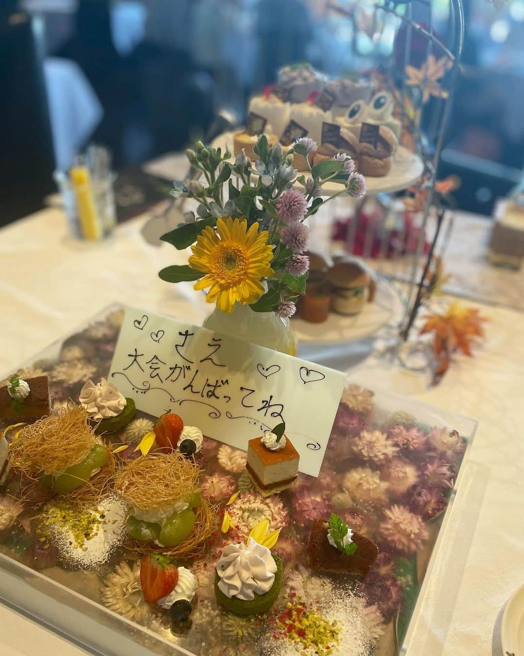 山﨑愛麻さんのインスタグラム写真 - (山﨑愛麻Instagram)「⠀ 大好きな友達とアフタヌーンティーしました🫖💞 友達が大会前だったので エールを送れて良かったです📣  @legiantokyo のアフタヌーンティーは これで2回目なのですが 季節によって内容が異なるので とても楽しめました😽 ハロウィン仕様になっていて可愛かったです！♡ 紅茶も色んな種類があるので沢山 試せて良かったです🫖  見た目は可愛くて味は美味しくて大満足🧁🤍  ⠀  ⠀  ⠀  #legiantokyo　#渋谷カフェ　#渋谷女子会　#アフタヌーンティーフラワープレート　#渋谷スイーツ #アフタヌーンティー」11月4日 18時35分 - ema_yamazaki