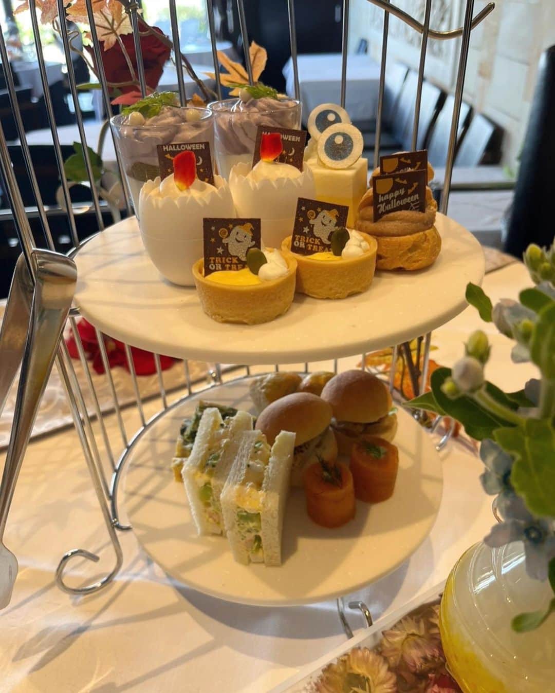 山﨑愛麻さんのインスタグラム写真 - (山﨑愛麻Instagram)「⠀ 大好きな友達とアフタヌーンティーしました🫖💞 友達が大会前だったので エールを送れて良かったです📣  @legiantokyo のアフタヌーンティーは これで2回目なのですが 季節によって内容が異なるので とても楽しめました😽 ハロウィン仕様になっていて可愛かったです！♡ 紅茶も色んな種類があるので沢山 試せて良かったです🫖  見た目は可愛くて味は美味しくて大満足🧁🤍  ⠀  ⠀  ⠀  #legiantokyo　#渋谷カフェ　#渋谷女子会　#アフタヌーンティーフラワープレート　#渋谷スイーツ #アフタヌーンティー」11月4日 18時35分 - ema_yamazaki
