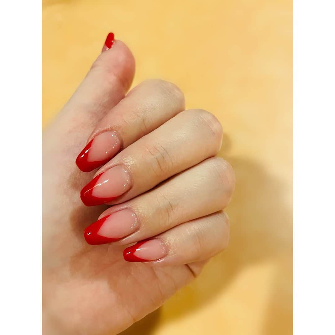 西村ニーナのインスタグラム：「いい推しの日らしいので推し色ネイルにしました❤️💅🏻」