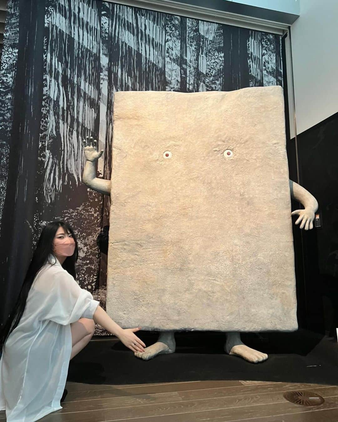 佐倉あきのインスタグラム：「今日は #いい推しの日 らしいけん推しの1人？ぬりかべ様の推し活した時を載せまする😍❤️ ぬりかべど～ん💕  #妖怪  #ゲゲゲの鬼太郎  #推し活」