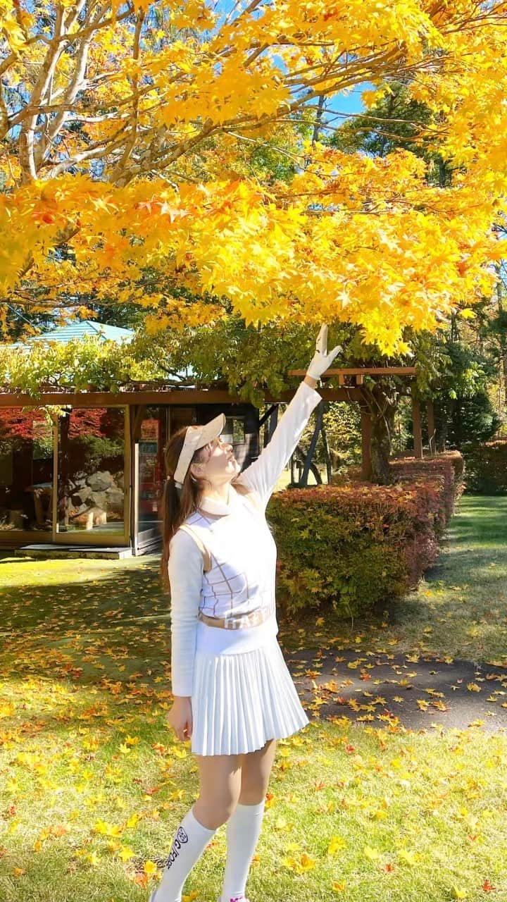 豊森ちはやのインスタグラム：「紅葉も綺麗でゴルフが気持ちいい季節 🐿🍁🌰🍂 ⁡ ベストスコア100なので100切りまであと1打。 パターが課題です！ ⁡ 日々のゴルフの様子は@chihaya_golf にも載せているのでよかったら見てくださいね⛳️ ⁡ ⁡ ウエアはチーム戦スクランブル方式のコンペで優勝した時にいただいた @raffiuro_japan ☁️ ⁡ ⁡ ⁡#raffiuro #ラフィユーロ #ゴルフウエア #ゴルフ女子 #紅葉の季節」