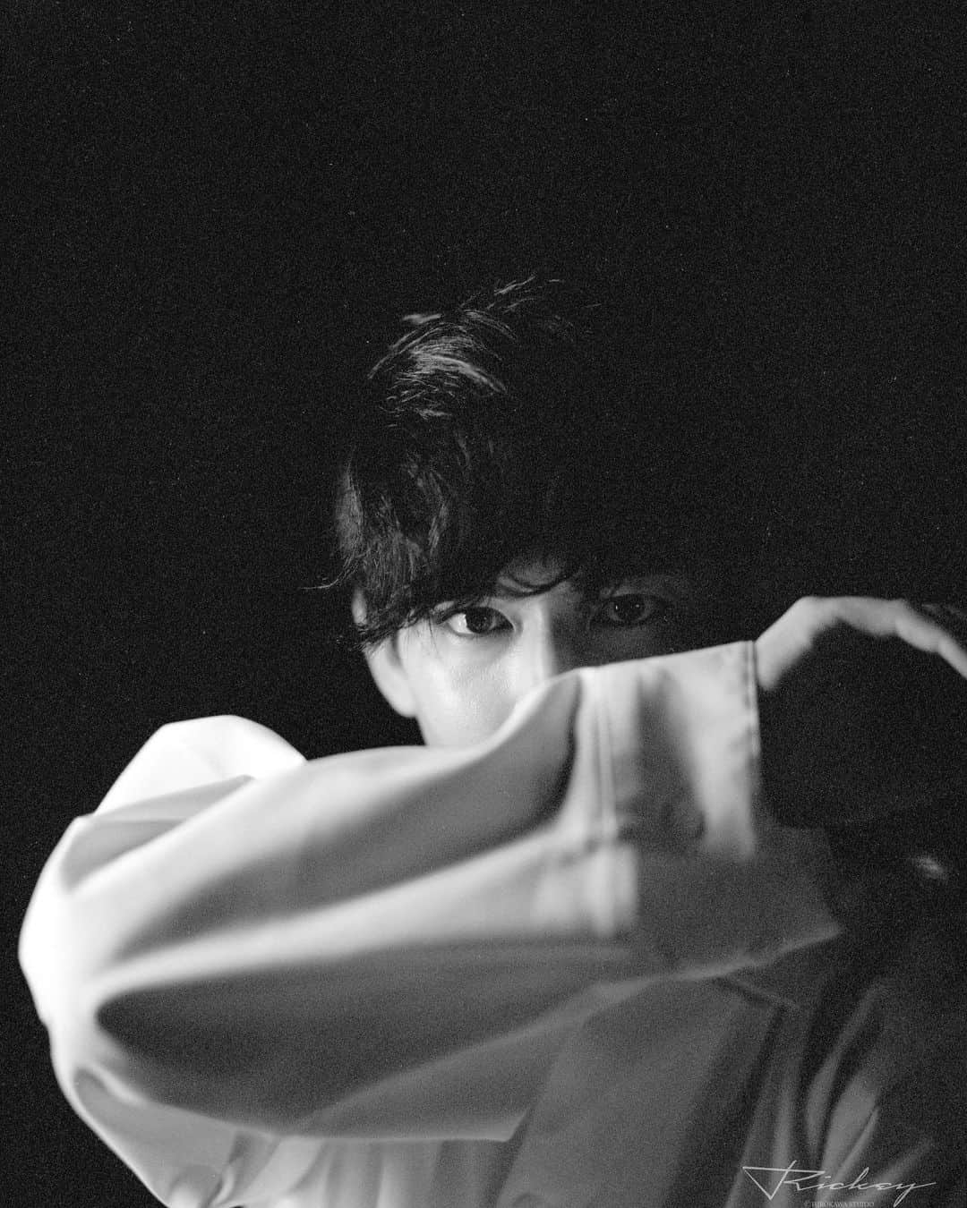 榊原徹士のインスタグラム：「📸×🎞 レトロのフィルムの味わいが...たまらない Vintage camera, Hell Good.  Film Photo by @rickeyhirokawa Produce by @yo_da_hm  #retro #camera #film #portrait #良すぎて山」