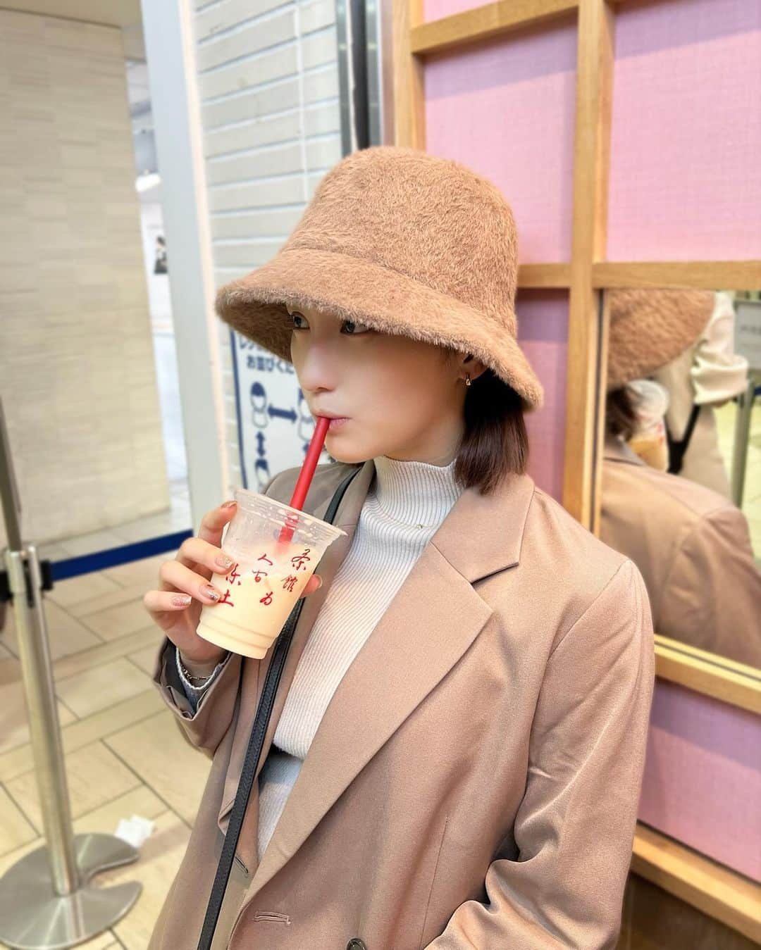 伊藤愛真さんのインスタグラム写真 - (伊藤愛真Instagram)「念願のICL手術してきた🥹 えぐいほど見やすくて世界変わって見える！ . しばらくメイクできないけど お休み期間だと思っとく🤍 . . #icl#icl手術#買い物#してた#舞台#の#ご褒美」11月4日 18時48分 - __emagram