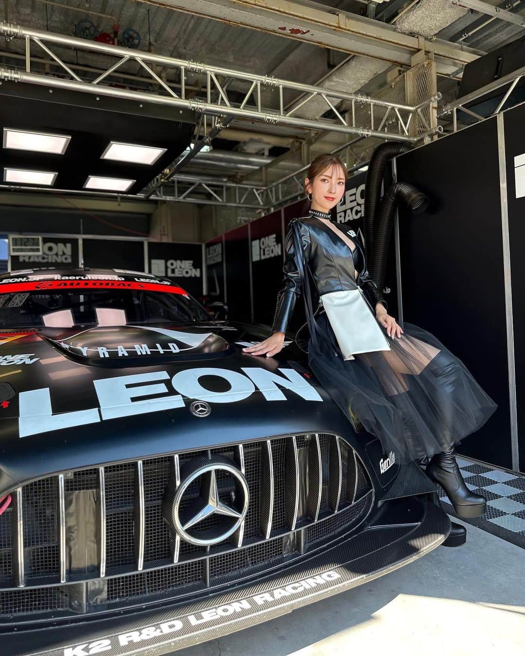 石原未梨さんのインスタグラム写真 - (石原未梨Instagram)「明日からいよいよSUPER GT最終戦🖤 ⁡ LEON RACINGの大逆転を信じて 皆さん今まで以上の熱ーい応援を よろしくお願いします！🏆❤️‍🔥❤️‍🔥❤️‍🔥 ⁡ ⁡ そして個人的な事ですが、、✍️ 私は今シーズンでレースクイーンを卒業します👩🏼‍🎓🌸 ⁡ LEON RACINGに入りたくて目指したレースクイーン🖤 大好きなチームに３年も居させてもらえて 心から幸せです💗💗💗 まだまだ書きたいことはありますが それはまた後日にするとして、、😝 明日からのレース、悔いのないよう 全力で応援してきます🖤🔥 ⁡ 現地組のみんなもよろしくね！🥰 ⁡ ⁡ #LEONRACING  #K2RDLEONRACING #LEONRACINGLADY #LEONPYRAMIDAMG #65 #SUPERGT」11月4日 19時05分 - miri_ishihara