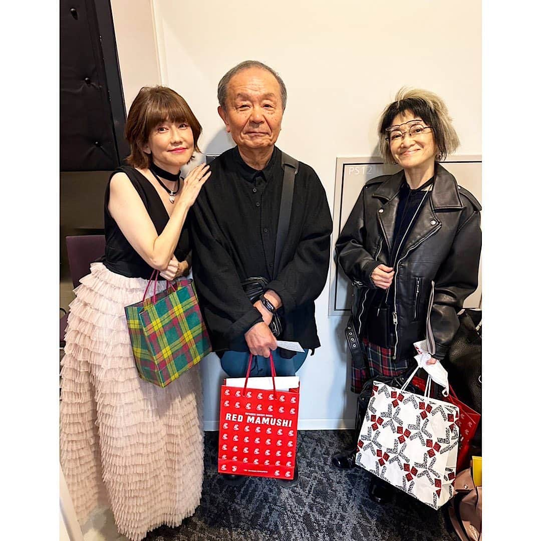 松本伊代さんのインスタグラム写真 - (松本伊代Instagram)「3年ぶりの開催された音楽彩 「美奈子基金 Live For Life」  美奈子ちゃんが 残してくれた想いがたくさん詰まった音楽彩です。  新型コロナウィルスの影響で2年間お休みだったことは とても寂しかった出来事。  今年は開催されて本当に良かったです。  美奈子ちゃんの思いと共に、 音楽の力を借りて 白血病，難病と闘っている子どもたち 、そしてご家族の皆様に 少しでもお力になればと思っています。  共演者の方々の 歌のチカラは 凄かったです。  昨日は 私の歌の育ての親？  たくさんの曲のディレクターをしてくれていた 川原さんもいらしていて 嬉しかったな。 今回の優ちゃんの アルバムをなさっています！ 山川恵津子さんも！！     #音楽彩 #本田美奈子 #美奈子基金 #LiveforLife #早見優 #川原伸司 #山川恵津子 #松本伊代」11月4日 19時14分 - iyo14_official