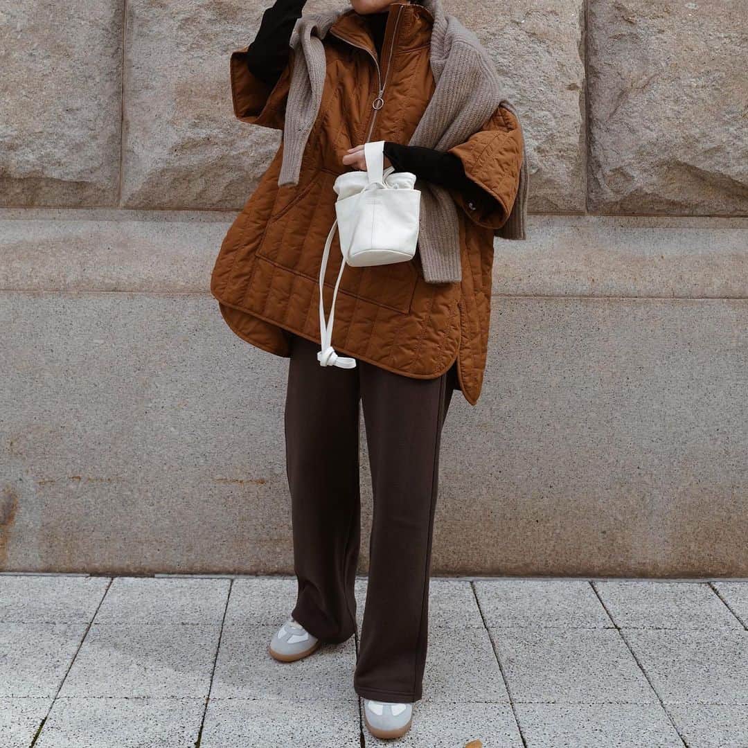 正中雅子のインスタグラム：「camel🐫🤎  キルティングどのカラー買うか悩む🥺💭この色も新鮮だからなー🫶  こんな感じでリブタートルにスウェットパンツでめちゃくちゃ着そう🤤  このリブタートルもempireというメリノウールの中でも高級な糸を使用して🧵いて本当に気持ちよくて温かいんです☺︎  スウェットパンツも日本製のヴィンテージ感のある裏毛を使用し フルレングスに！  とにかく来週8日は、また着回し効きまくりアイテムたちが入荷します！  11/8 tue 14:00 start-  #MACHATT #masaco服」
