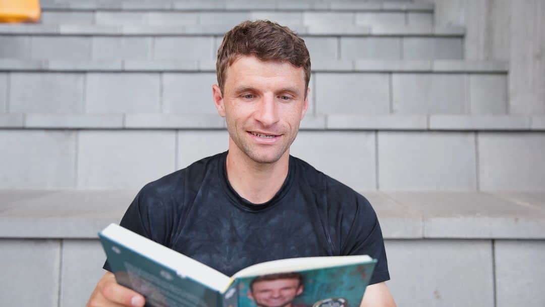 トーマス・ミュラーのインスタグラム：「Bald ist wieder der bundesweite Vorlesetag, zu dem ich heute gerne ein paar Seiten aus meinem Kinderbuch "Mein Weg zum Fußballprofi" vorlesen werde.  Ich habe es geliebt, wenn mir in meiner Kindheit meine Eltern vorgelesen haben. Deshalb engagiere ich mich schon seit ein paar Jahren als Lesebotschafter und versuche, den Kindern die Freude am Lesen zu vermitteln. 📖  #vorlesetag #stiftunglesen #freudeamlesen」