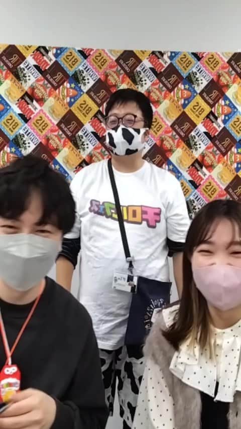 チロルチョコのインスタグラム：「本日の#チロスタライブ では発売中の色々をご紹介しました☺️✨ 🍫#いちごもち #北海道ソフトミルク&メロン #冬のバラエティパック  🍫コラボ商品たち🍫 トレーナー　パーカー #アプレレクール  🍫マスキングテープ🍫 #カモ井加工紙  #チロルチョコ #チロル好きと繋がりたい #チロリスト#チロスタライブ」