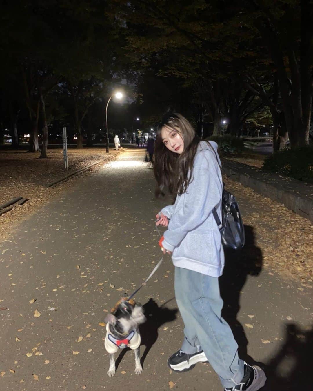 おもてちゃんのインスタグラム：「ごまと妹と駒沢公園まで散歩🍂 ラーメンフェスにも寄ったのにラーメンの写真撮り忘れた」