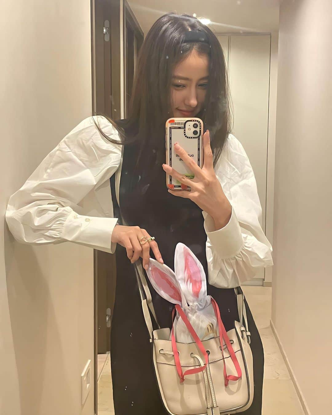 愛甲千笑美のインスタグラム：「ナタリーレテさんが描き下ろしのウサギの巾着が 何とも言えないキュートな表情をしていて お出かけにも連れていきたい🥺🤍  中には 【*アルガンオイル リリーオブザバレー】と 【ビーガン処方のハンドクリーム 「BIOフルーツウチワサボテン」】が入っています🥰 （*アルガンオイル = 洗顔後すぐの肌に使うことで、保水力に富んだアルガンオイルが化粧水・クリームのうるおいをギュッと抱え込むブースターの役割を果たす)  11/2〜12/25まで数量限定で発売中です  @melvita_jp  #メルヴィータ #ナタリーレテ #うさぎコフレ #クリスマスコフレ」