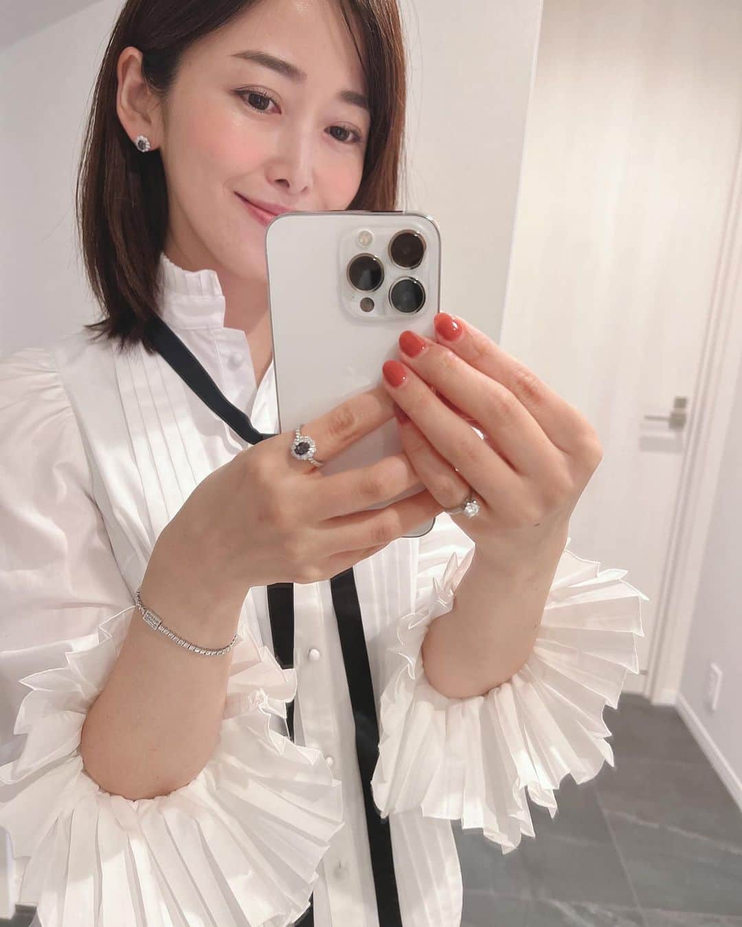 山本みらいのインスタグラム：「秋のコーデ🍁  大好きなトップス、袖口ぽわんも好きです。今年はトレンチもふんわりシルエットの2wayタイプに更新しました。  コーデ諸々タグ付けしました🏷 .  (以下長文) 小指にしてるのは、亡き祖母が当時自分で買ったと思われる昭和スタイルなダイヤのリング。  譲り受けたのでリフォームしようか迷いつつ、おばあちゃんがいつも着けていたので、もう少しこの型で楽しみ、いつかネックレスにしたいと思います。  女だてらにと言われる時代にビジネスをして、未亡人で娘たち3人を育て上げた祖母は存命中から私の憧れでした。  今も頑張っている女性が好きだなぁと、見上げるような気持ちを抱くのは、おばあちゃんの背中を見て育ったからだと思う。  どこでもキラキラして「先生(祖母は教師じゃないけど先生と呼ばれていた)はいつも笑顔を絶やさない」と言われていたけど、陰で努力する姿も沢山見せてくれた。  . 家の仕事も外の仕事も、大変なことは沢山ありますが、どんな形であれ子供がそういう頑張る母さん(おばあちゃん含む)の背中を見るのは良い事なんじゃないかと思う。 今でもよく思い出します。 .  今年は新しいジュエリーブランドなど色々お仕事も頑張っているので、成功した(と思われる)おばあちゃんにあやかって、最近よく着用しています。  身長140cmも無かったおばあちゃん、私の指だとピンキーしか入らないんだけどね笑🤍  という指輪のお話でした！  #jewelry_talk_by_mirai」