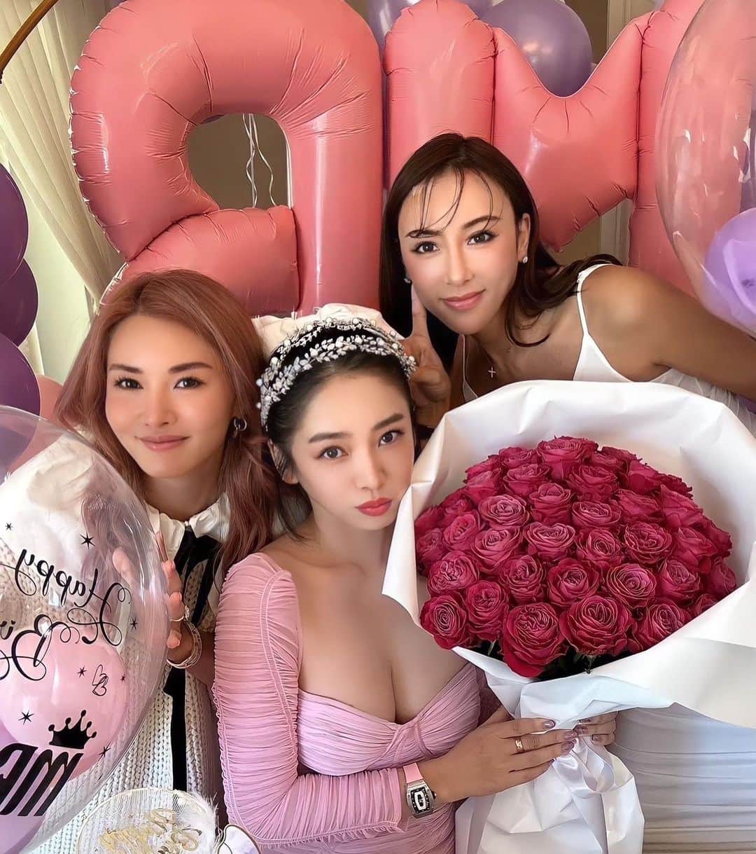 megbabyのインスタグラム：「大好きよ😘💕💗💐  これから先おばあちゃんになってもみんなで笑っていようね💖  誕生日当日は予定なくてどうしようと思って会う度にアピールしても誕生日が近づくごとに知らんぷりされて少し気持ちが落ちてたの😂  サプライズに愛を感じた❤️🥺  ありがとう🫶🏻」