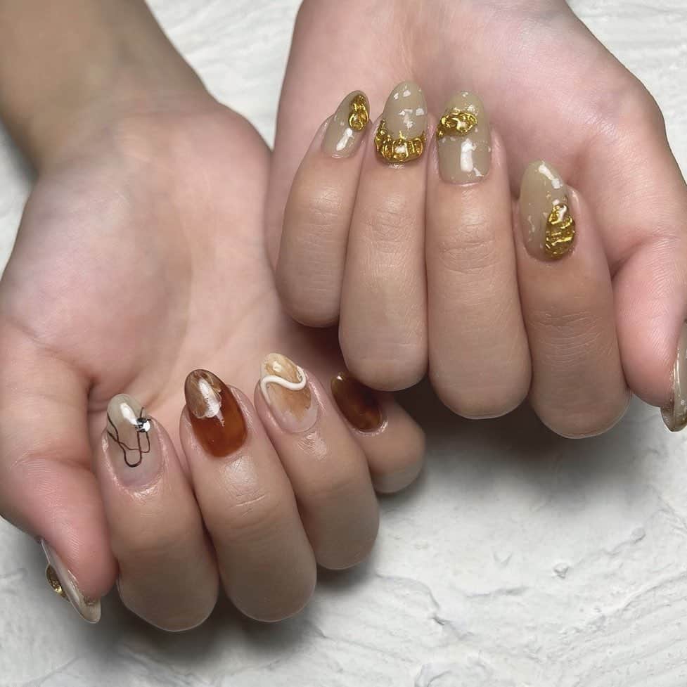 沖口優奈のインスタグラム：「nail 秋っぽい色合いで🌰🤍」