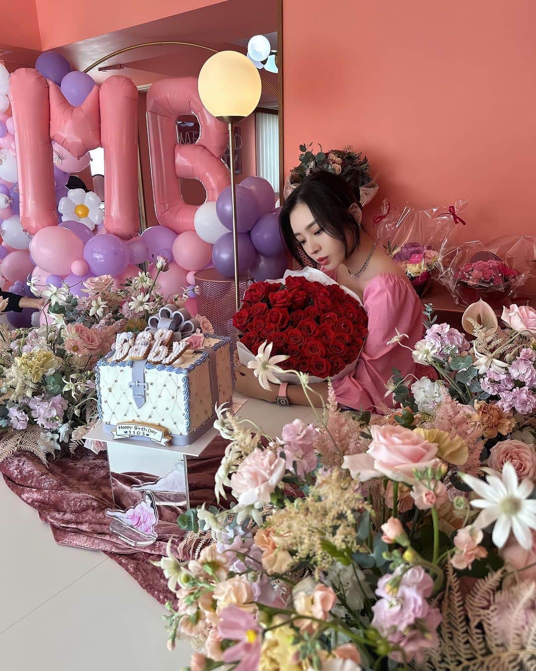 megbabyのインスタグラム：「たくさんのお祝いメッセージありがとうございます💖💕💗  今日は会社に行ったらお客様からのお花やお手紙がたくさん届いていて、「ツヤという武器を与えてくださりありがとうございます」という言葉には逆にパワーをいただきました😭✨ いつもみんなに愛を届けると言いながらいつももらってるのは私ですね🥺❤️❤️❤️❤️❤️❤️  ミーティング先でもサプライズのお祝いをしていただきお仕事への気合いが入りました🔥💪🏻  MEGOODチーム、お客様やまわりのみんなに生かされてることを改めて感謝します🙇🏻‍♀️ ありがとうございます❤️」