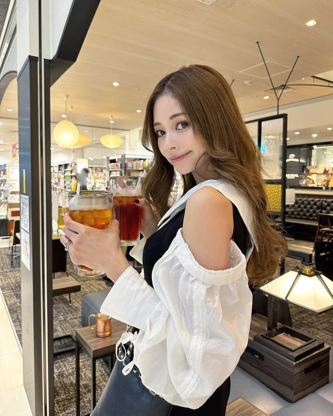 のインスタグラム：「この服どこの？！ってストーリーで沢山質問頂いてた @hdxuly です🤍 沢山写真撮ってもらったから載せた笑→  とにかくめちゃくちゃ可愛いです✨ 春、秋冬着れると思います❤️(夏以外) スカートの形も綺麗で、スタイル良く見える✨  ・ ・ ・ ・ ・ ・ ・ ・ ・ ・ ・ ・ ・ ・ ・ ・ ・ ・ #ドリンク#アイスティー#ワンピース#ワンピ#大人コーデ#大人可愛い#大人女子#アラサーコーデ#アラサー女子#秋服#秋コーデ#秋服コーデ#ワンピースコーデ#マーメイドスカート#ロングワンピース#カフェ巡り#伊丹空港#空港#休日#子育てママ#ママファッション #ママコーデ#韓国風#韓国ヘア#韓国風ヘア#巻き髪#前髪#前髪なし#大阪カフェ#大阪ランチ」