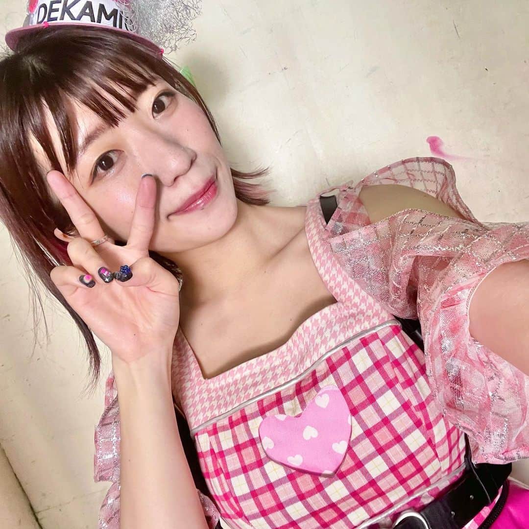 ぱいぱいでか美のインスタグラム：「自撮り10連発(ほぼピース) . いい推しの日、ということで 私のことを「いい推し」と思ってくれるそこのあなただけに向けて 感謝の載せそびれ自撮り10連発です ｾｲﾔ!🤛🏻 ｾｲﾔ!🤛🏻 ｾｲﾔ!🤛🏻 ｾｲﾔ!🤛🏻 ｾｲﾔ!🤛🏻 ｾｲﾔ!🤛🏻 ｾｲﾔ!🤛🏻 ｾｲﾔ!🤛🏻 ｾｲﾔ!🤛🏻 ｾｲﾔ!🤛🏻 私は自分の推しに出会えて毎日幸せなので みんなもそう思ってくれてたらいいなー！ . #いい推しの日 #胸の小窓 #会場やイベント内容によって #開閉します #でか美ちゃん #自撮り」