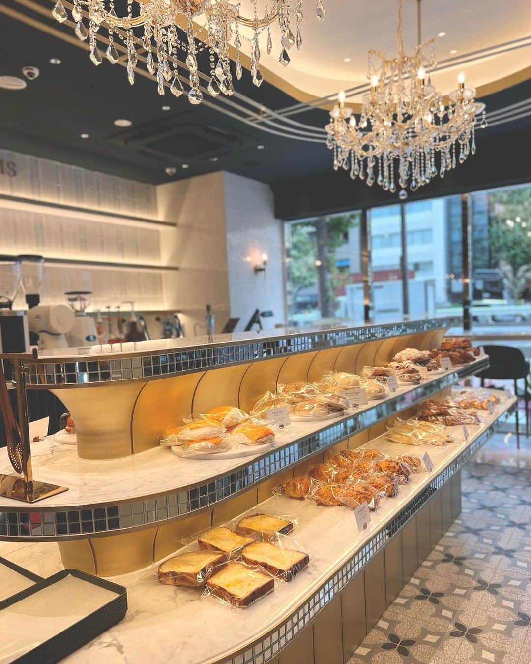 ゆうたむさんのインスタグラム写真 - (ゆうたむInstagram)「🤍🤍🤍  @salon_de_louis_  の3号店  SALON DE LOUIS PREMIUM  が銀座にできてて行ってきた🤍 可愛すぎた❤︎  パンが売りのcafeみたいです こんな可愛いパン屋さん素敵💕  SALON DE LOUIS PREMIUM  東京都中央区銀座１丁目１４−６ LOUIS 1F 2F  #salondelouis #salondelouisjewerlycafe  #銀座 #銀座カフェ  #cafe #카페 #초코 #케이크 #디저트 #쉬는날 #행복 #즐거웠」11月4日 20時46分 - yuutamu_non