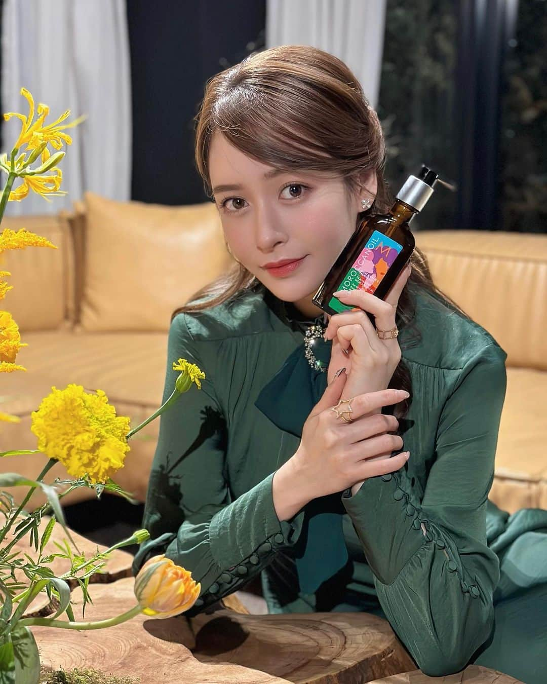 野崎萌香さんのインスタグラム写真 - (野崎萌香Instagram)「ずっと愛用している @moroccanoil_jp のブランドと共に誕生した 「モロッカンオイルトリートメント」がアメリカで No.1ヘアオイルとなったことを記念して 「IF YOU KNOW YOU KNOW」という グローバルキャンペーンをスタートしたんだって🥹✨  ”モロッカンオイル の良さを知っている人は 早く周りの友達に教えたいと思っている”ということで 美しさの秘訣をこっそりと教える女性が描かれている カラフルでハッピーなデザインボトルも期間限定で発売されたよ🌼  日本未発売のキラキラのボディオイルも可愛くていつか欲しいなぁ😌  みんなも手にとってみてね☺️    #モロッカンオイル #あの子に伝えたい #IYKYK」11月4日 20時58分 - moeka_nozaki