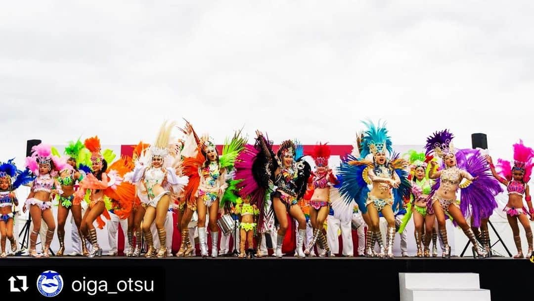 工藤めぐみのインスタグラム：「👑  いよいよ！明日ですっ☺️🧡💛  気持ち良い空気の中で踊れるのが楽しみです！ 滋賀の皆さまと思いっきり🔥 楽しく盛り上がれます様に☺️🙏✨ ． ． ． 運営の皆さま💌 素敵にご紹介して頂き本当にありがとうございます☺️✨パワーになります！🔥明日お会い出来る事を楽しみにしております。どうぞ宜しくお願い致します🤝 ． ． ． ． ． ． ．  #Repost @oiga_otsu with @use.repost ・・・ 国際ふれあいフェスタ in OTSU（2022年11月5日開催）のステージに出演する団体をご紹介します！  「G.R.E.S.Acadêmicos do Feijão PretoFeião」 ジー.アール.イー.エス.アカデミコス ド フェジョン プレット @feijaopreto.japan  「フェジョンプレット」さんは、神戸を拠点とし2003年に誕生したサンバチームです。 神戸まつりを中心に全国各地様々な場所でのお祭り、各種イベントに出演し、明るく楽しく真剣に本場ブラジルのサンバを目指した活動をされています。  協会スタッフがフェジョンプレットさんを知ったのは、数年前に偶然観た某TV番組「情〇大陸」に出演されていたあるサンバダンサーの方がきっかけでした。 @megumikudo.samba 努力を重ね世界で活躍されている姿に感動したことを今でも覚えています。  フェジョンプレットさんは「社会人サークル」と自らを紹介されていますが、ダンサー（パシスタ等）・楽器演奏者（バテリア）・それを支えるスタッフから構成されている本格的なサンバチーム。 ＳＮＳで配信されている動画を観ているだけでなんだか元気が湧いてきます！  正直、遠方の神戸から果たして大津へ来てくださるだろうかと・・・かなり悩みました。いえ、メチャクチャ悩みました。 でも市民の皆様にこの情熱的なサンバをぜひご覧いただきたい！という思いから出演依頼したところ・・・快諾いただきました！ ♪o(≧▽≦)o♪  フェスタのステージパフォーマンスの最後を飾るフェジョンプレットさんの華やかなステージ、明るく陽気なサンバを心から楽しみにしています！ ぜひご来場の皆様も、出店者・体験ブースの皆様も、スタッフも・・・全員で一緒に盛り上がりましょう！  国際ふれあいフェスタ in OTSUは、大津湖岸なぎさ公園おまつり広場で開催します。雨天決行。  世界と滋賀のコラボレーションと題し、食の屋台やキッチンカー、体験ブース、お楽しみ抽選会などを予定しています。 詳細は協会ホームページでご案内しています。  皆様お誘いあわせのうえ、ぜひ会場へお越しください。  #国際ふれあいフェスタ　　#国際交流　#外国　#サンバ　#チアリーディング #フラダンス　#ボリウッド　#ベリーダンス　#窯焼きピザ　#キューバサンド　#民族衣装」