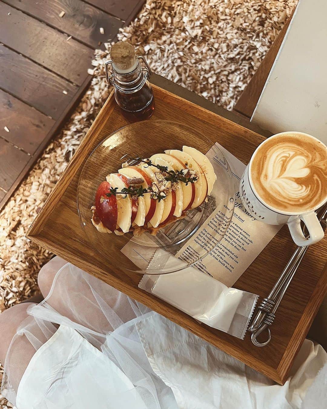 のインスタグラム：「最近行ったカフェ♡ お店の中も可愛くて美味しかったー！ りんごとチーズ、ナッツのワッフルにメイプルシロップが好きな味すぎた☺︎♡ ㅤㅤㅤㅤㅤ ㅤㅤㅤㅤㅤ ㅤㅤㅤㅤㅤ ㅤㅤㅤㅤㅤ #muunseoul #韓国っぽカフェ #韓国カフェ #韓国風カフェ #韓国カフェ巡り #原宿グルメ #原宿カフェ #表参道ランチ #原宿ランチ #東京カフェ #東京グルメ #東京ランチ #東京観光 #クロッフル #淡色カフェ #カフェ巡り」