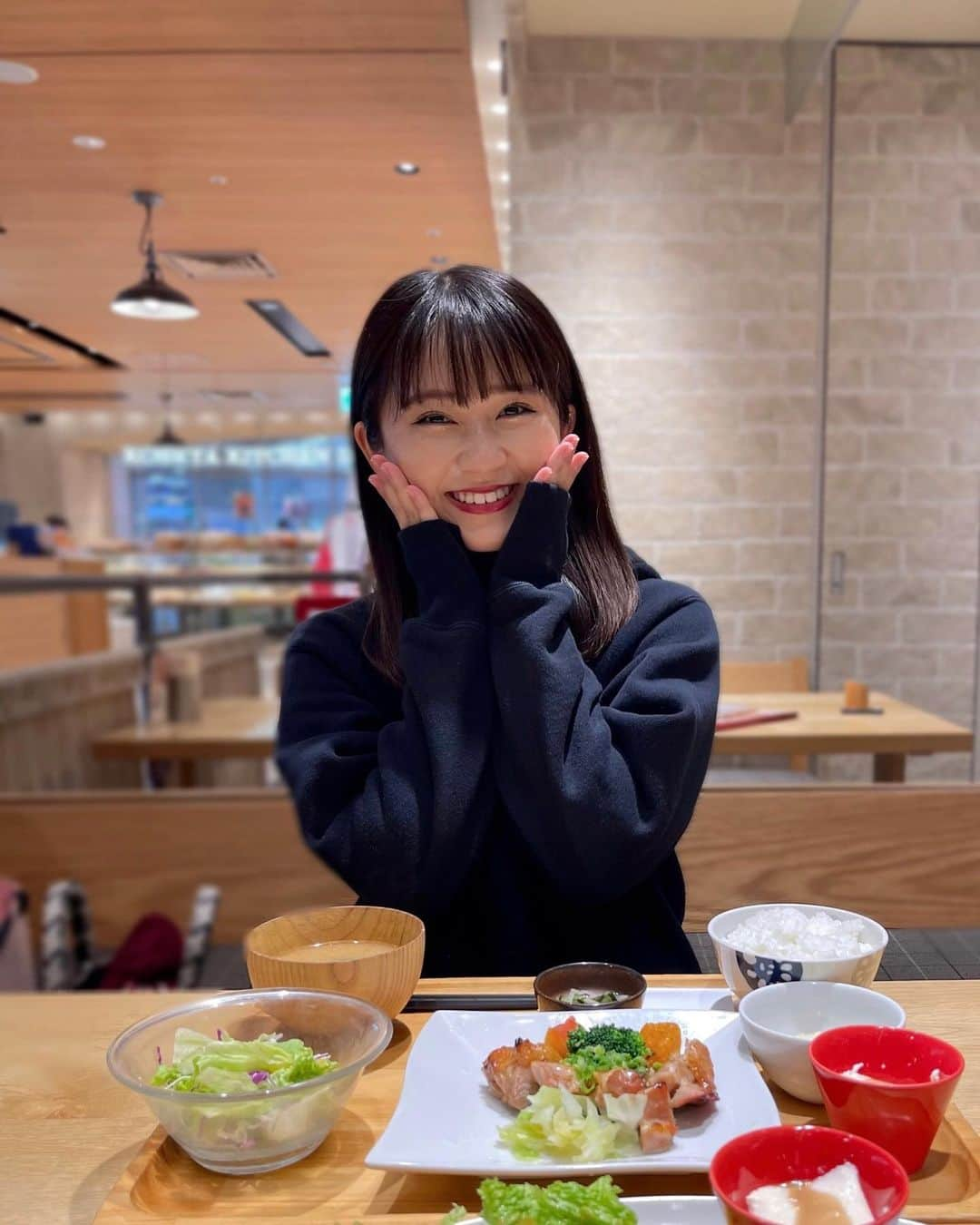 桜井美里のインスタグラム：「♡  もう11月だね！ クリスマスツリーがもう飾られてて もうこんな季節か〜って感じ🌟  今日は、 お友達と健康的なランチしてきた〜💞 おいしかった☺️」