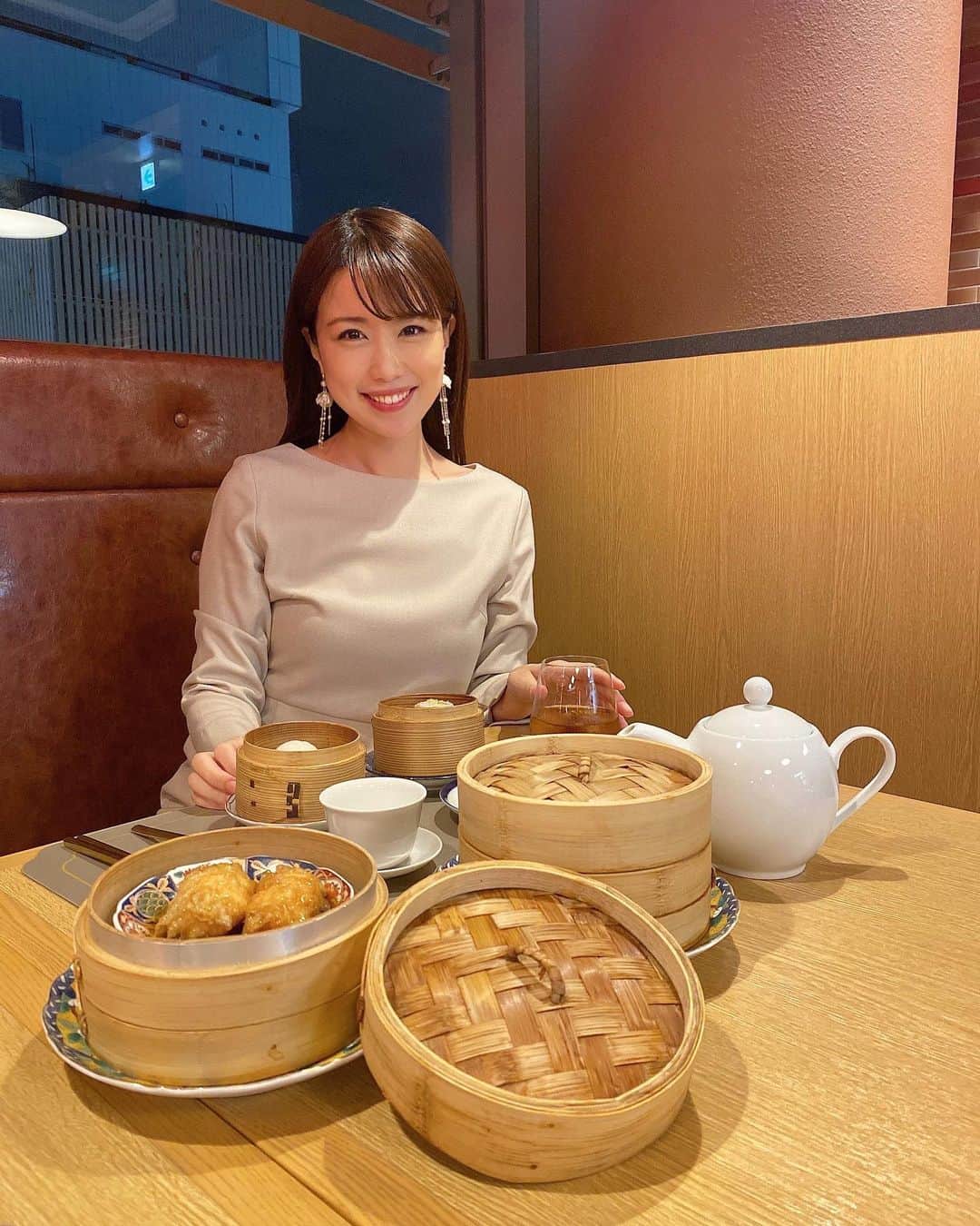 道岡桃子のインスタグラム：「香港料理🇭🇰  リーズナブルにミシュランの味が楽しめるということで、高校の同級生と銀座のお店におじゃましました！✨  テーブルを器でいっぱいにする文化だそうで、豪華ですし思ったよりあっさりしていておいしかったです💕  私は宝塚にある演劇学校に通っていたので、歌ったり踊ったり、キャラの濃い同級生ばかりです❣️  桃ちゃんを撮るなら任せて〜！映えさせる！！とたくさん撮ってくれました📸（撮るのお上手）  なんと１０年ぶりの再会で、積もる話が…🫢 恋愛相談にものってもらいました❤️笑  同級生て良いものですね😍  また東京に遊びにきてね〜✨✋  #アナウンサー #アナウンサー衣装 #カスタードパイ #メロンパン #銀座 #銀座ディナー #銀座グルメ #ginza #ginzatokyo #gourmet #instagood #instafood #tokyn PR @canton8_ginza #ミシュラン #香港料理 #広東料理 #中華料理 #Canton8銀座 #銀座点心料理 #トリドリベース #銀座中華」
