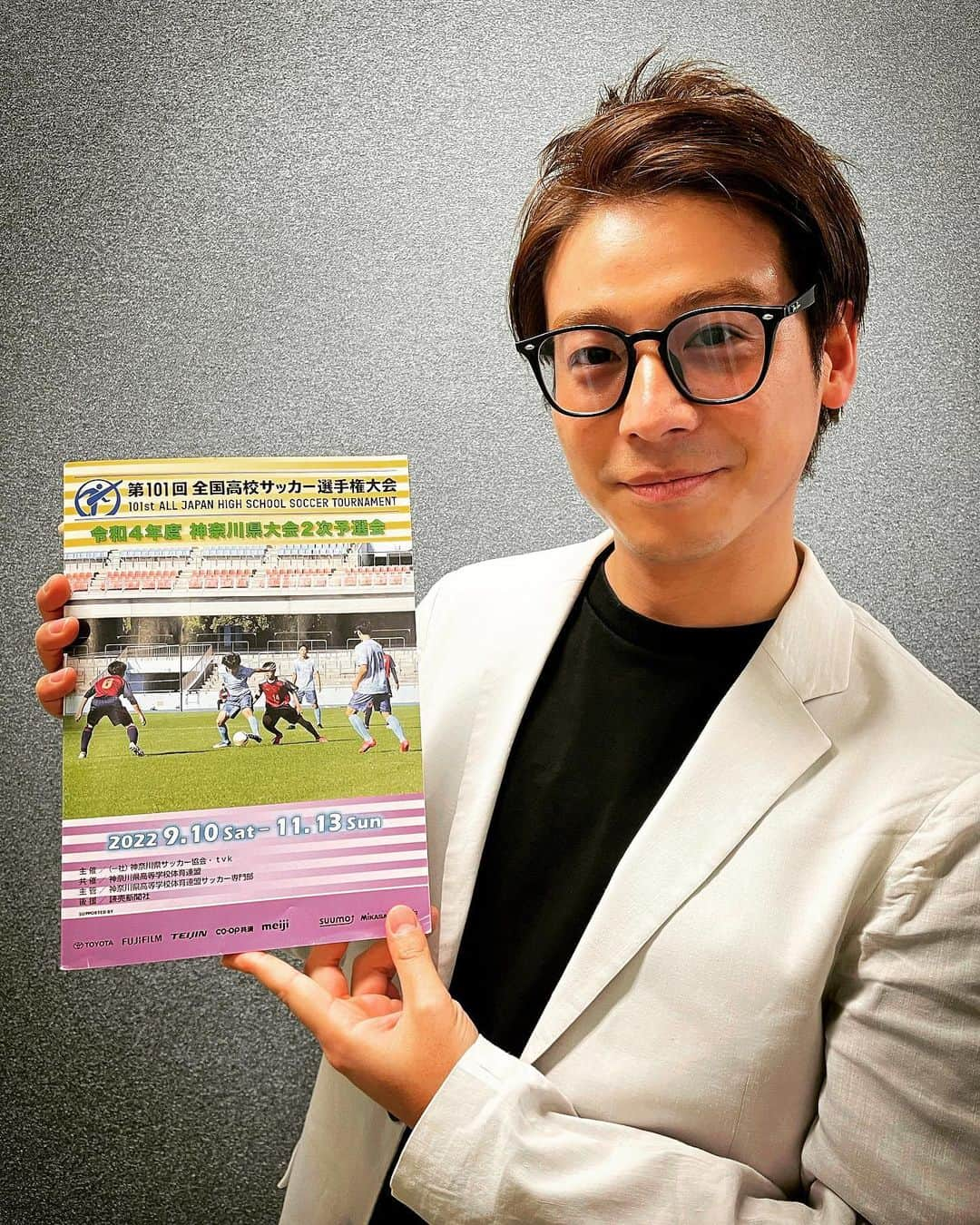 小松正英のインスタグラム：「. 【第101回全国高校サッカー選手権大会 神奈川県大会】  あす、tvk(テレビ神奈川)で放送される 準決勝第2試合「桐光学園 VS 日大藤沢」 実況を担当します。  自分が高校時代に全国選手権を目指し戦った この神奈川県大会を実況出来ること、嬉しく思います。  全国まであと2勝。  神奈川の高校サッカーを牽引する スカイブルー桐光学園か。桜色の日大藤沢か。  注目の試合は 等々力陸上競技場で午後2時10分キックオフです。  tvkで是非ご覧下さい！！ . . . #高校サッカー #第101回全国高校サッカー選手権大会 #神奈川県大会 #桐光学園 #日大藤沢 #等々力陸上競技場 #tvk」