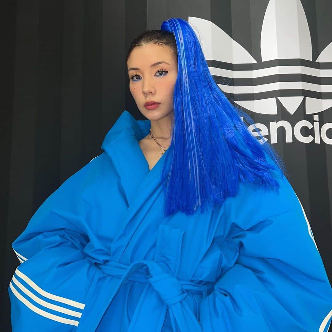のインスタグラム：「💎💙🌐🐬🦋 Balenciaga / adidas  サイコーにきゃわいいルックを着れて幸せハッピー🔥🔥🔥  このBalenciaga / adidasのポップアップストアが 11月3日から8日まで新宿伊勢丹で開催⭐️ 阪急うめだ本店では11月3日から16日までやってるよ🔥👆💃🏼  ヘアメイクはなすちゃん @nasup 💜 ばくかわメイクをいつもありがとう💋  #balenciaga」