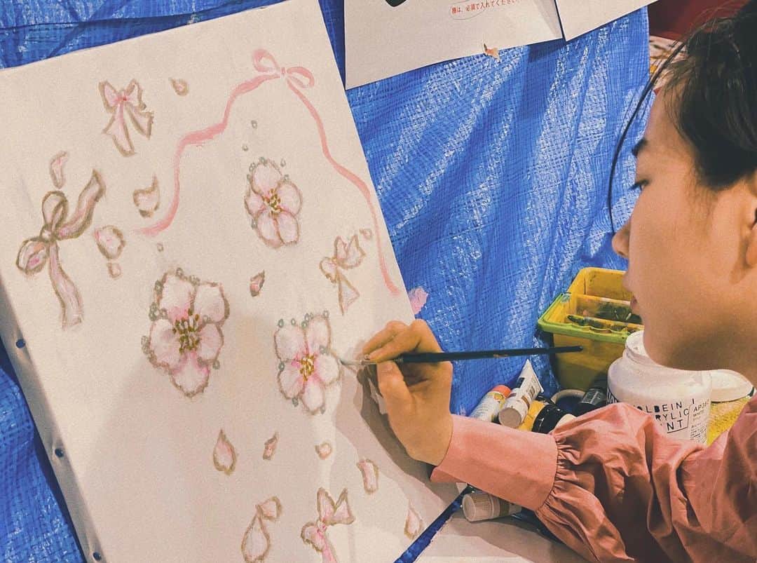 のん（能年玲奈）さんのインスタグラム写真 - (のん（能年玲奈）Instagram)「CAFE' DE PARISのボトルイラストを描かせていただきました。 絵のお仕事！本当に嬉しい。  スウィート・チェリーとシトラス・ミックス🌸🍋  桜の花や柑橘の果物達にスパークリングワインの泡を纏わせて、カフェドパリのフレッシュで楽しいイメージを込めました。  桜は画像を見ながら、柑橘達は目の前に置いて模写した。 本物があると乗せる色が変わるなあって、そんなことに改めて気付きました。  桜の花びらに泡を描いたのが新鮮だなーと我ながら気に入っている🫧  みなさん、限定ボトル楽しんでね👼  #カフェドパリ #CafedeParis #スパークリングワイン #シトラスミックスは11月7日発売 🍊 #スウィートチェリーは来年2月6日発売 🌸」11月4日 22時22分 - non_kamo_ne