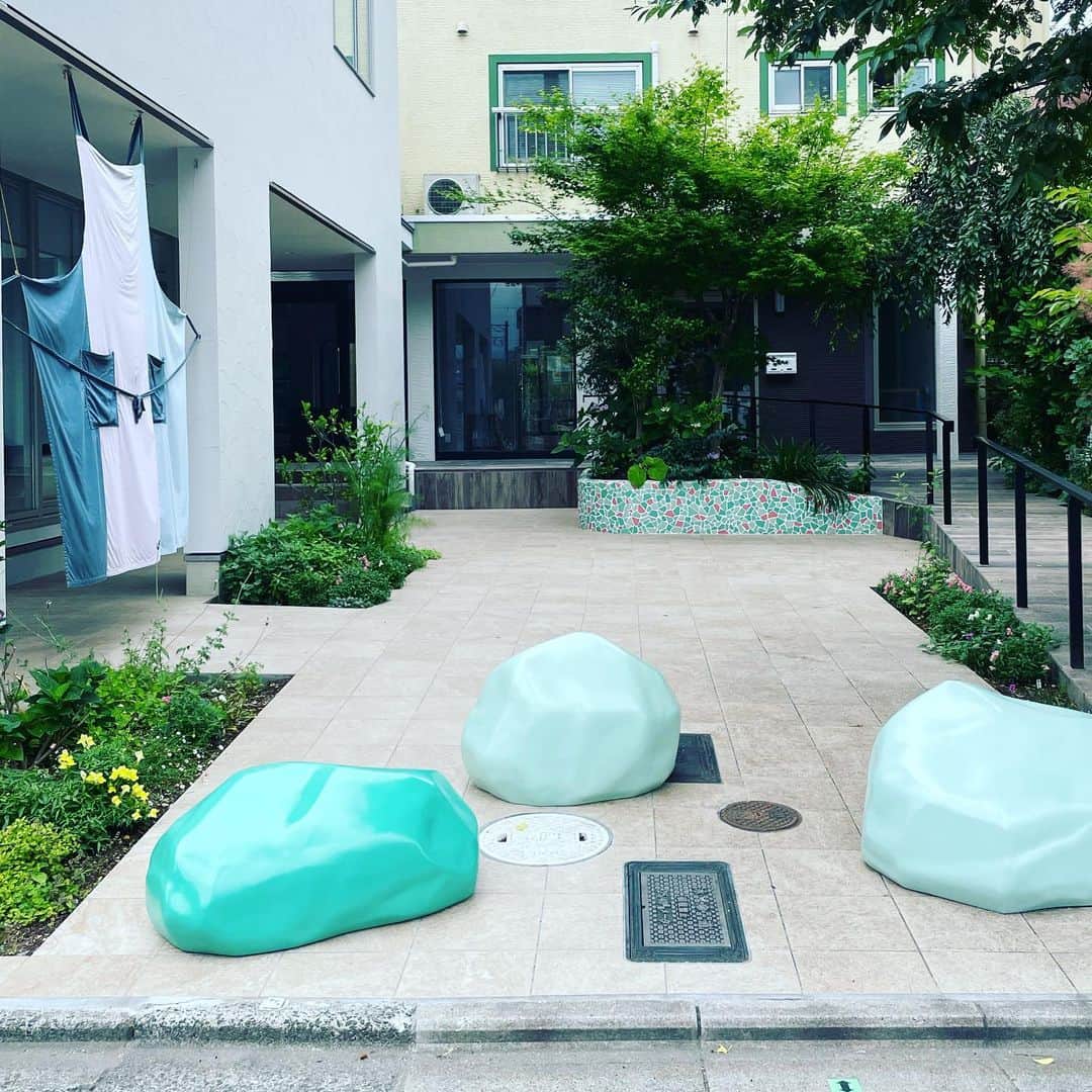LABOdezaoのインスタグラム：「#ふれてかんじるさいご展 昨年ホール改装と外構工事をさせていただいた　#日本いのちの花協会　様　秋の庭の奥のホールで明日まで開催中、スタッフの方々の想いの詰まった展示を、持ち込んだ什器を上手に活かして頂きながらまずは第一回。 ちゃんと告知できなかったですが、現場の実感溢れる介護の明日を考える良い展示でした。 お庭の四季に合わせて是非ルーティン化して頂きたいな　　と。。 （御影通りの桜の美しいあのお庭です） #延命介護 #北白川花の家　 ＊デザオ建設のリフォーム、詳しい情報はこちらからどうぞ → @dezaoreform #ライフスタイルリノベーション #マンションリノベ #マンションリノベーション #デザオ建設 #デザオ #DEZAO  #DsLABO #京都#戸建リノベーション #リノベーション #リフォーム  #注文住宅 #マイホーム  #家 #住宅 #建築 #暮らし #マイホーム計画 #インテリア #デザイン  #和風モダン」