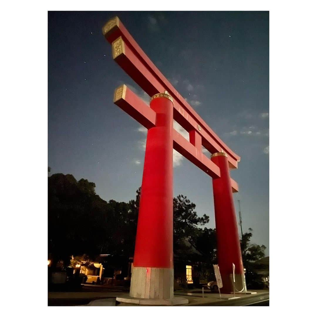 駒場孝のインスタグラム：「南あわじ市榎列のお笑いライブありがとうございました👏  始まるまで時間があったので会場周りを歩いていたら、真っ暗闇から急におのころ島神社の大鳥居が出てきました  厳かすぎて迫力ありすぎて、暗いし誰もいないしで、少し怖くなって写真撮って早歩きで帰りました」