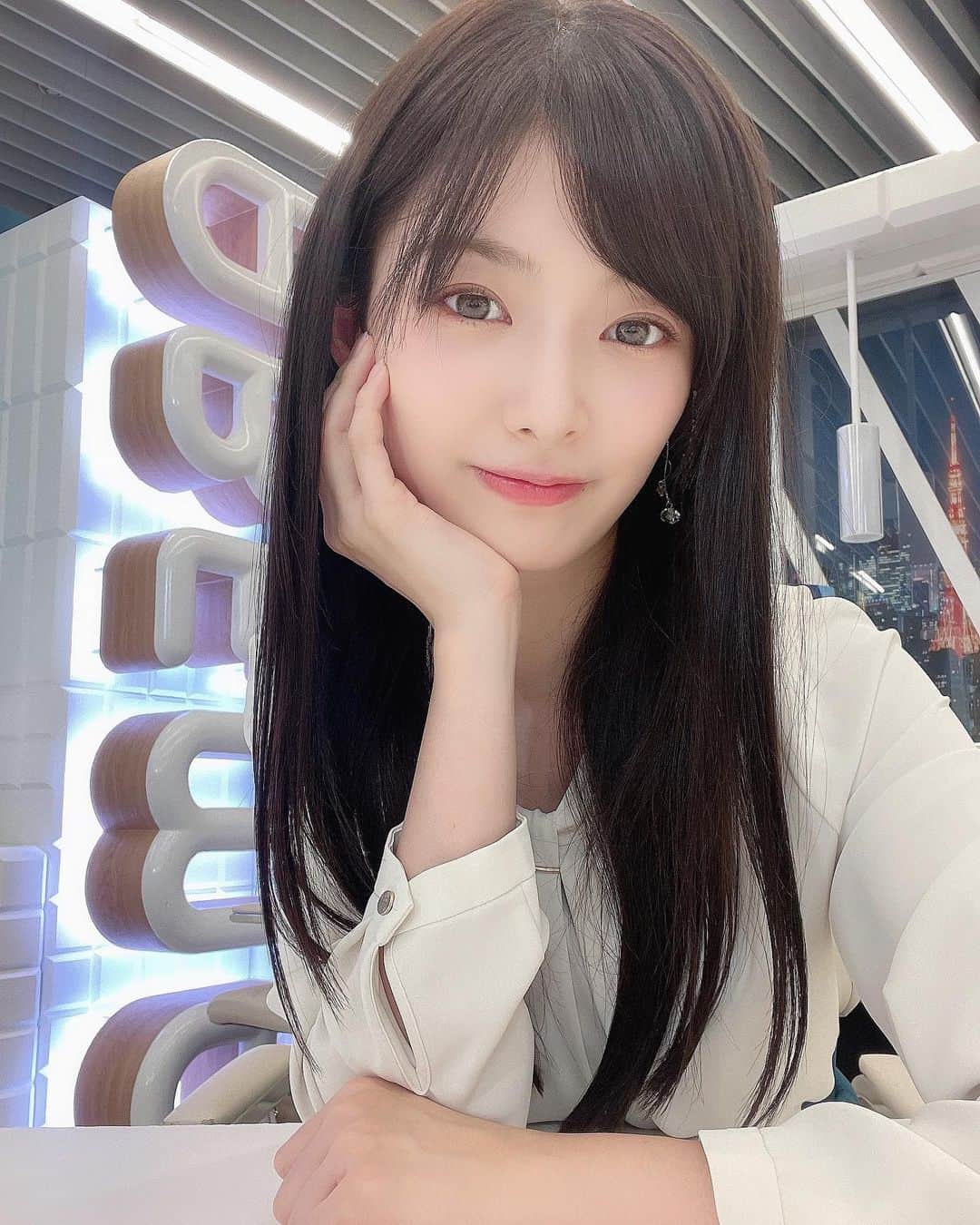 のインスタグラム：「#アベモニ 今日もありがとうございました☀️ . . #ABEMA #abemamorning #とむ金 #気象予報士 #お天気お姉さん #お天気 #お天気衣装 #11月」