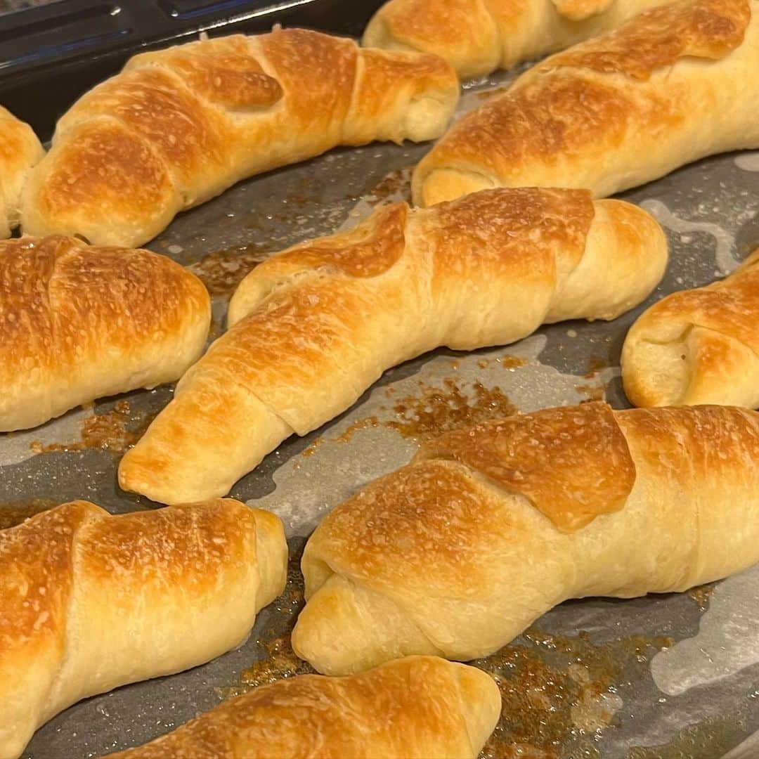 加藤玲奈のインスタグラム：「先日初めて塩パン初めて作ったのだ🥖 @matsu_is と一緒に作った☺️ 美味しすぎて美味しすぎて大成功✨」
